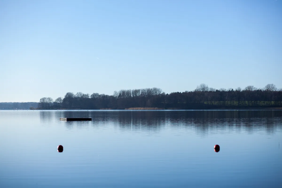 Photo showing: Badeinsel am Strand des Bistensee