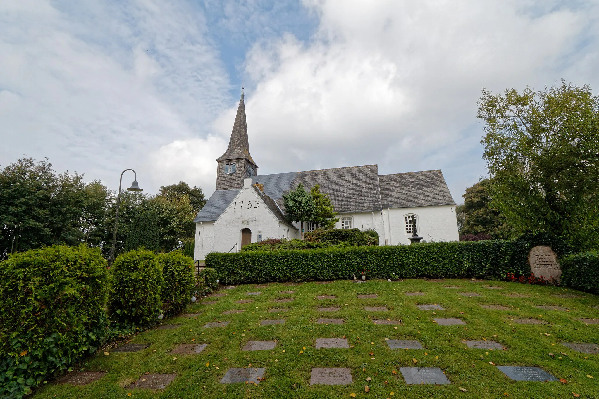 Photo showing: Medelby, Kirche St.Matthäus; Kirchhof