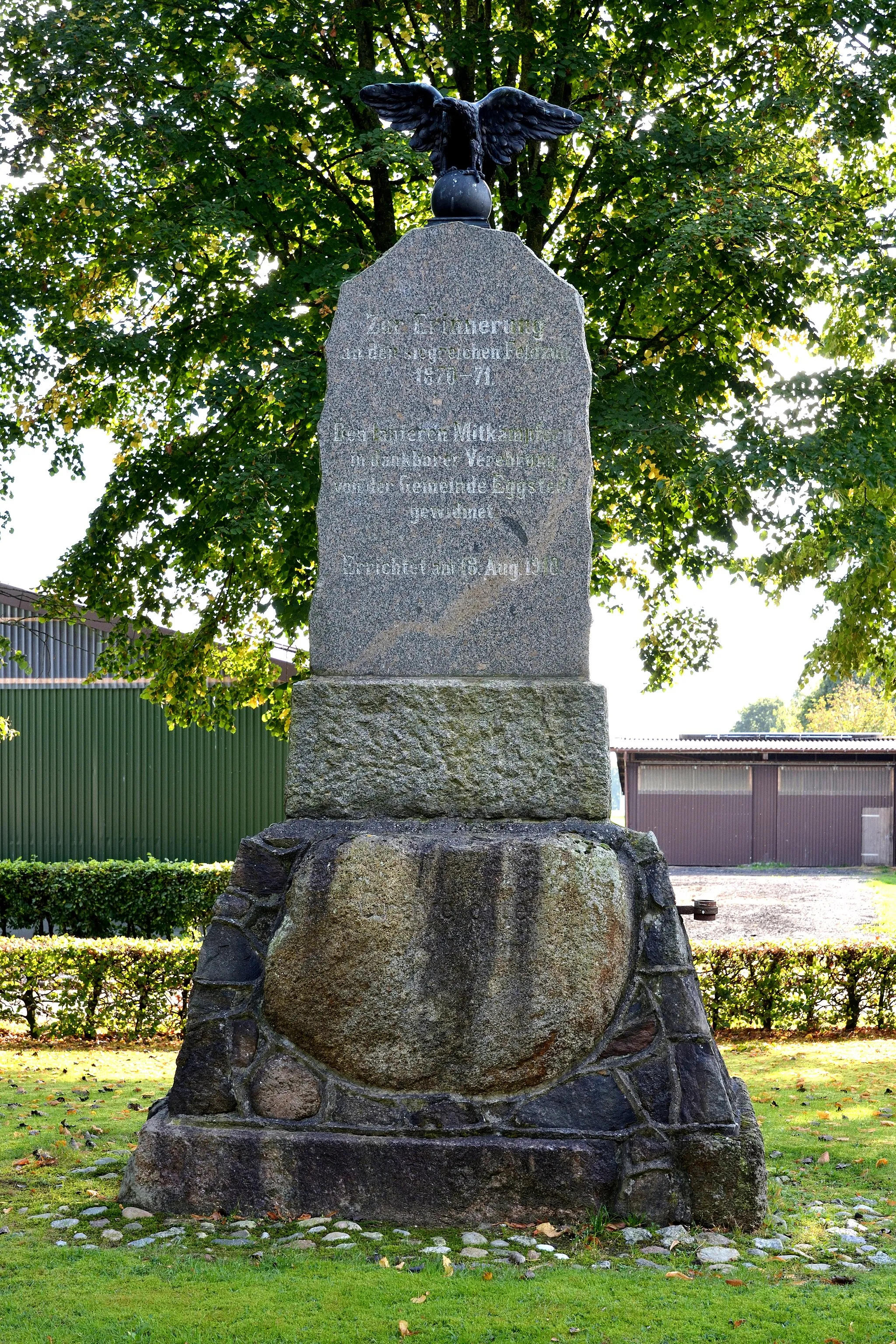 Photo showing: Am Ehrenmal in Eggstedt (Raiffeisenplatz)