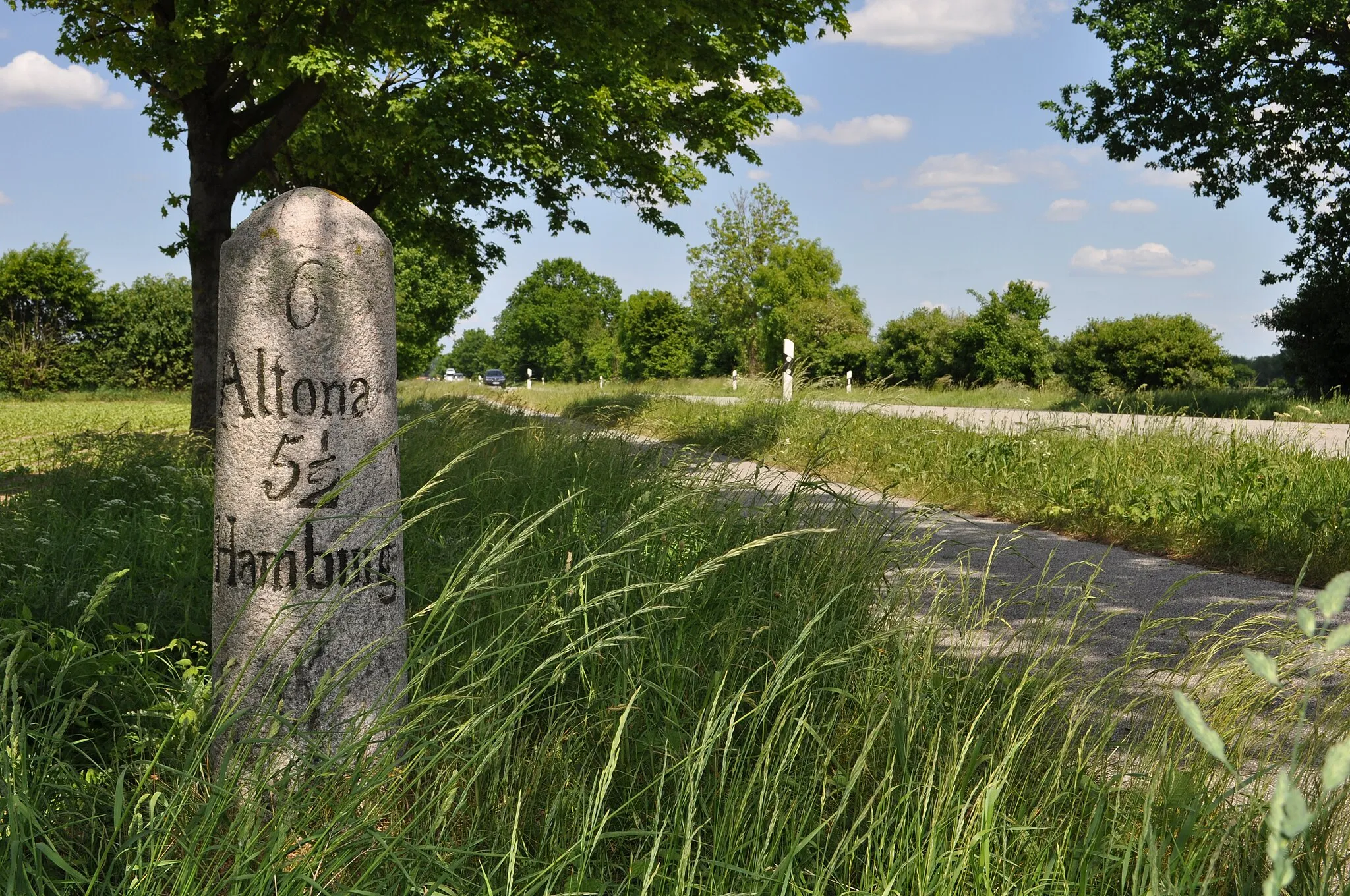 Photo showing: Vollmeilenstein an der Altona-Neustädter Chaussee in Groß-Niendorf. Entfernung nach Altona 6 Meilen (45 km), nach Hamburg 5½ Meilen (41 km) und nach Neustadt 6,95 Meilen (52 km).
This is a photograph of an architectural monument. It is on the list of cultural monuments of Groß-Niendorf (Holstein), no. 1.