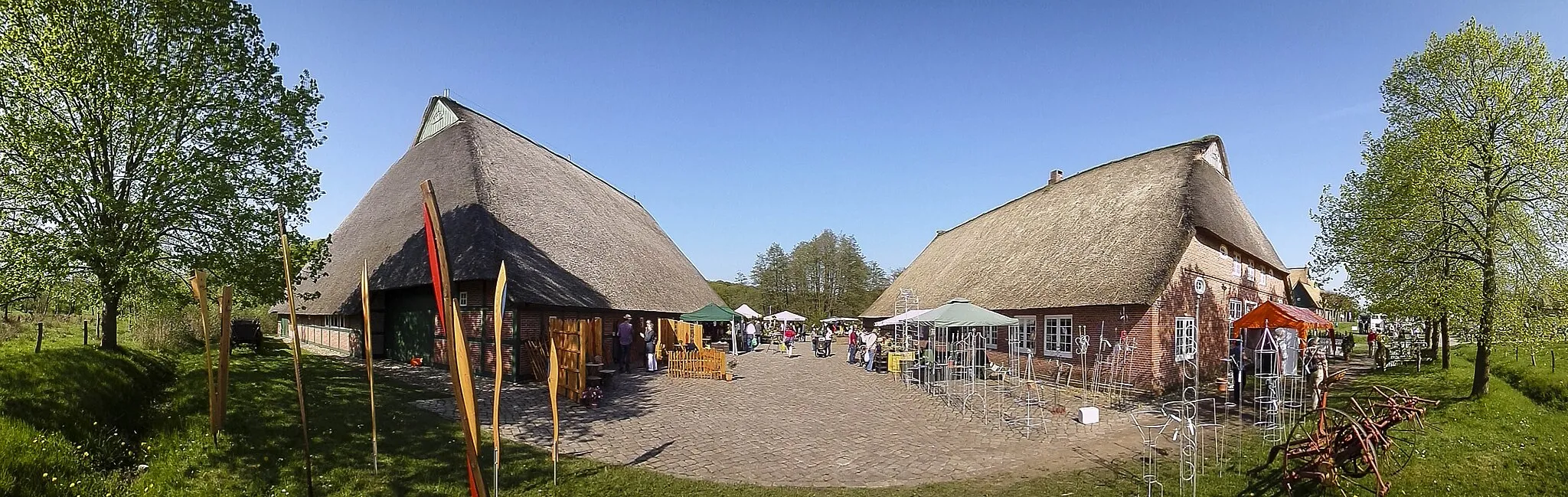 Photo showing: Gärtnermarkt zwischen Bauernhäusern (Teilpano)