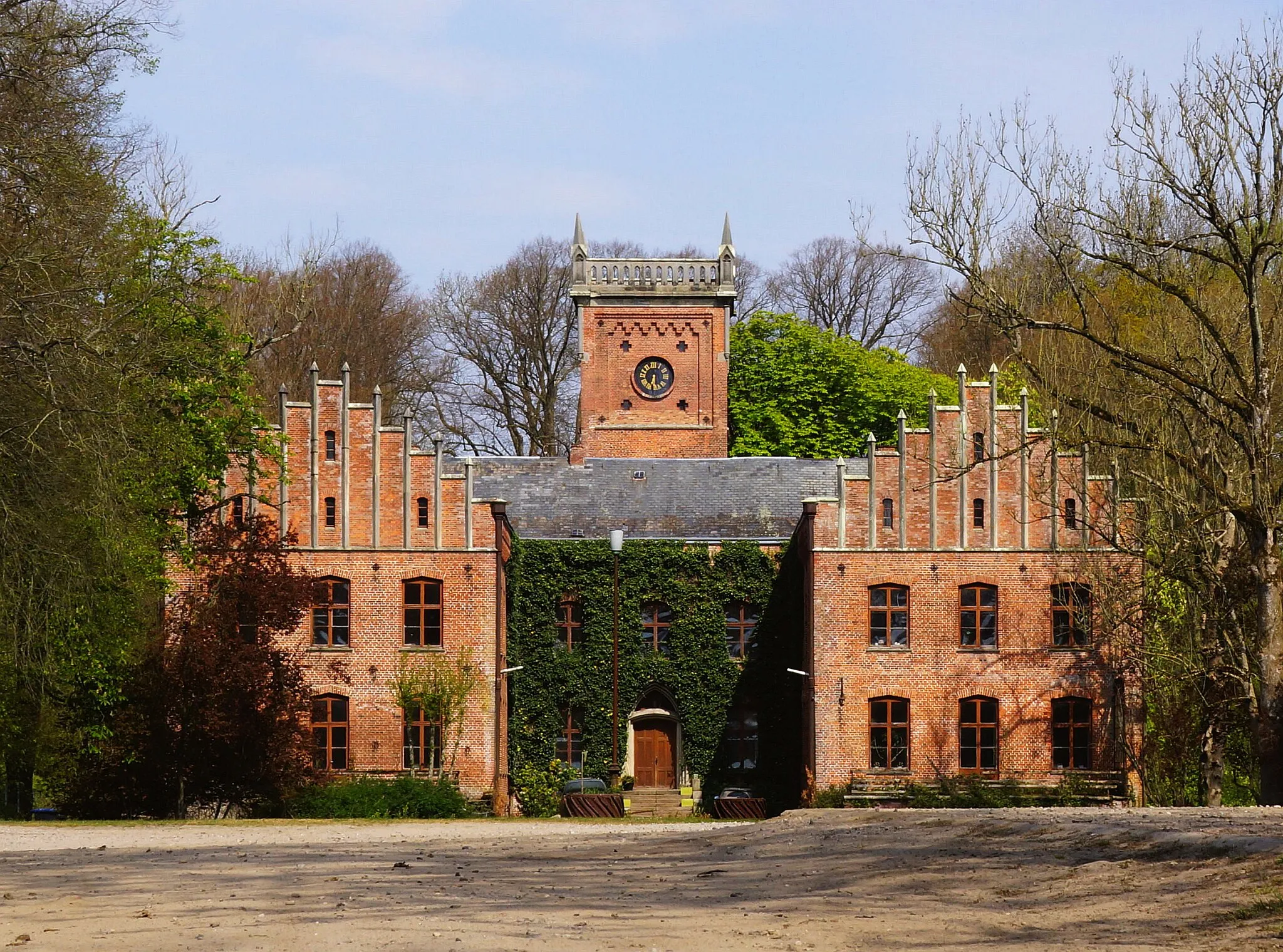 Photo showing: Gut Saxtorf ehem Adliges Gut mit Herrenhaus Persp von Saxtorf 4-6 Halbinsel Schwansen Schleswig-Holstein - Foto Wolfgang Pehlemann DSC07711