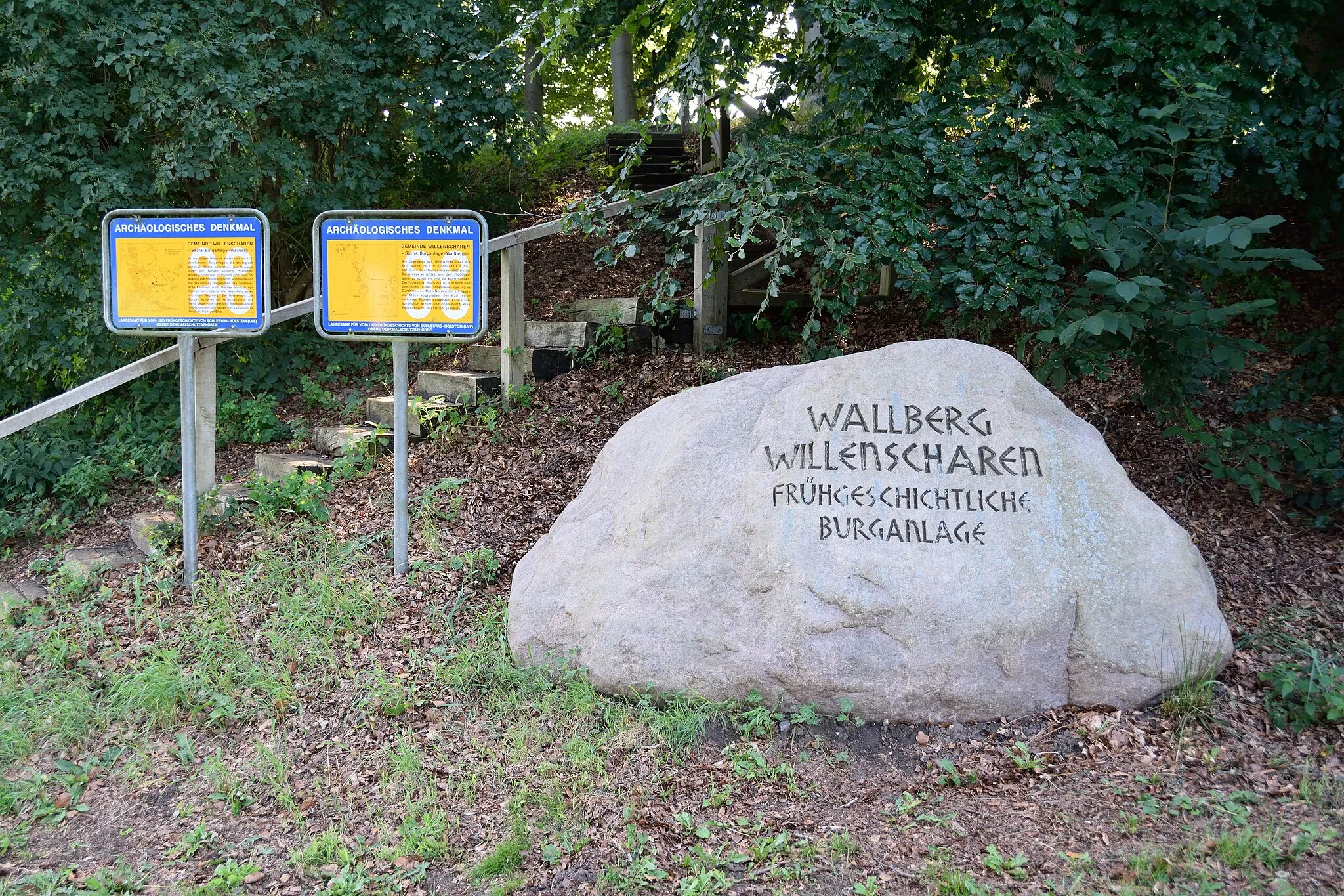 Photo showing: Der Wallberg in Willenscharen ist eine alte sächsische Ringwallburg.
Gedenkstein mit Infotafeln.