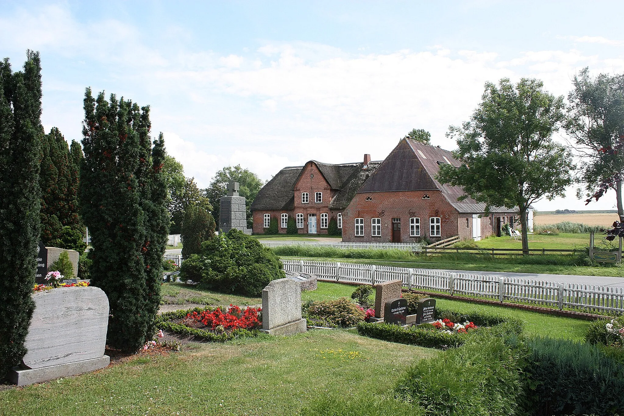 Photo showing: Ockholm, Friedhof und Reetdachhaus