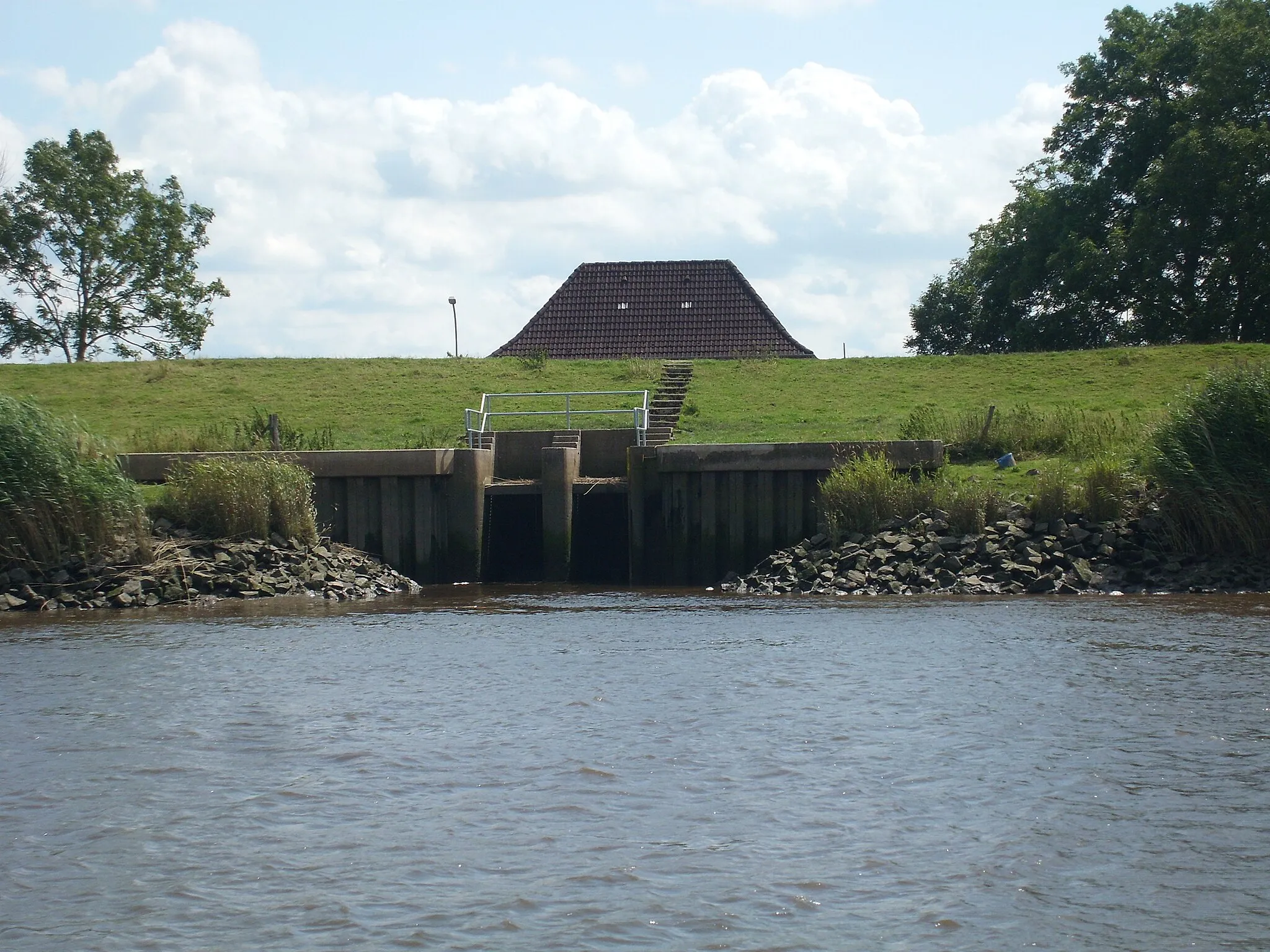 Photo showing: Schöpfwerk Heiligenstedten links der Stör, über das auch die Lübsche Wettern entwässert, von der Stör aus gesehen