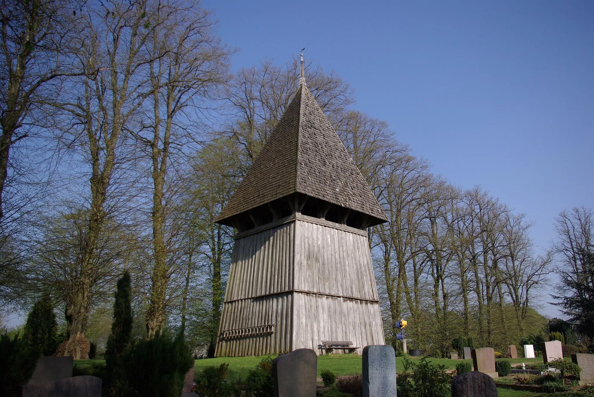 Photo showing: Norderbrarup in Schleswig-Holstein. Die Kirche und der Glockenturm steht unter Denkmalschutz.