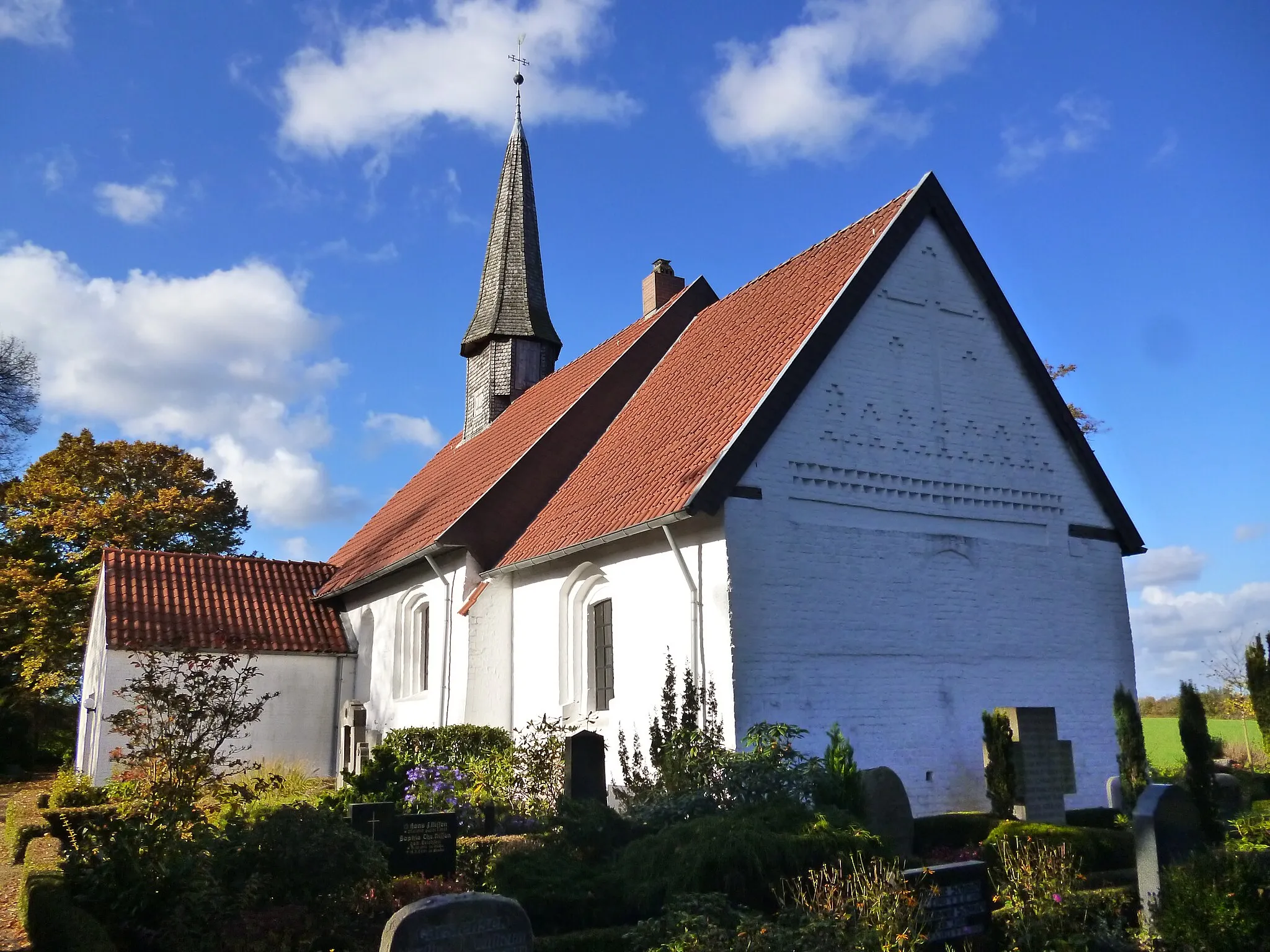 Photo showing: Jakobus-Kirche in Uesby, Süd- und Ostseite