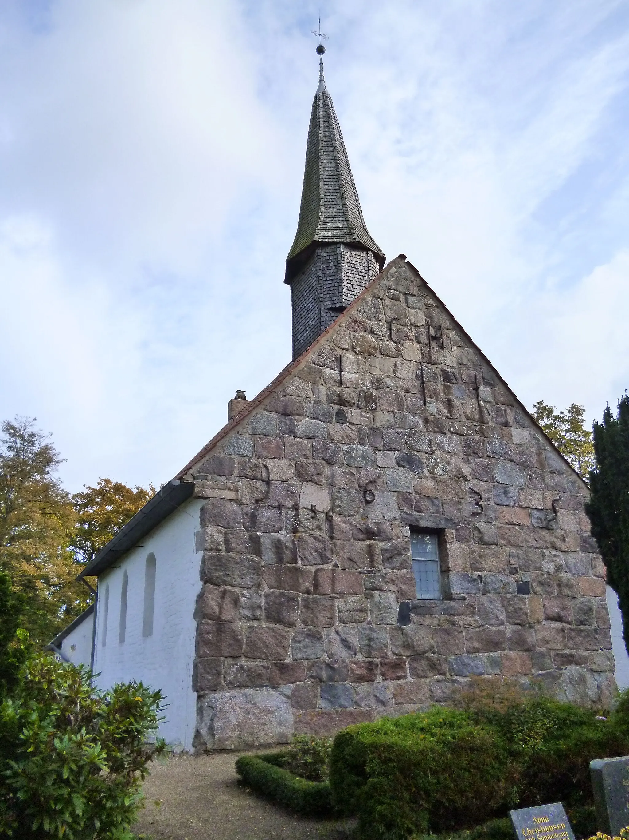 Photo showing: Jakobus-Kirche Uesby, Westfassade aus Feldsteinen