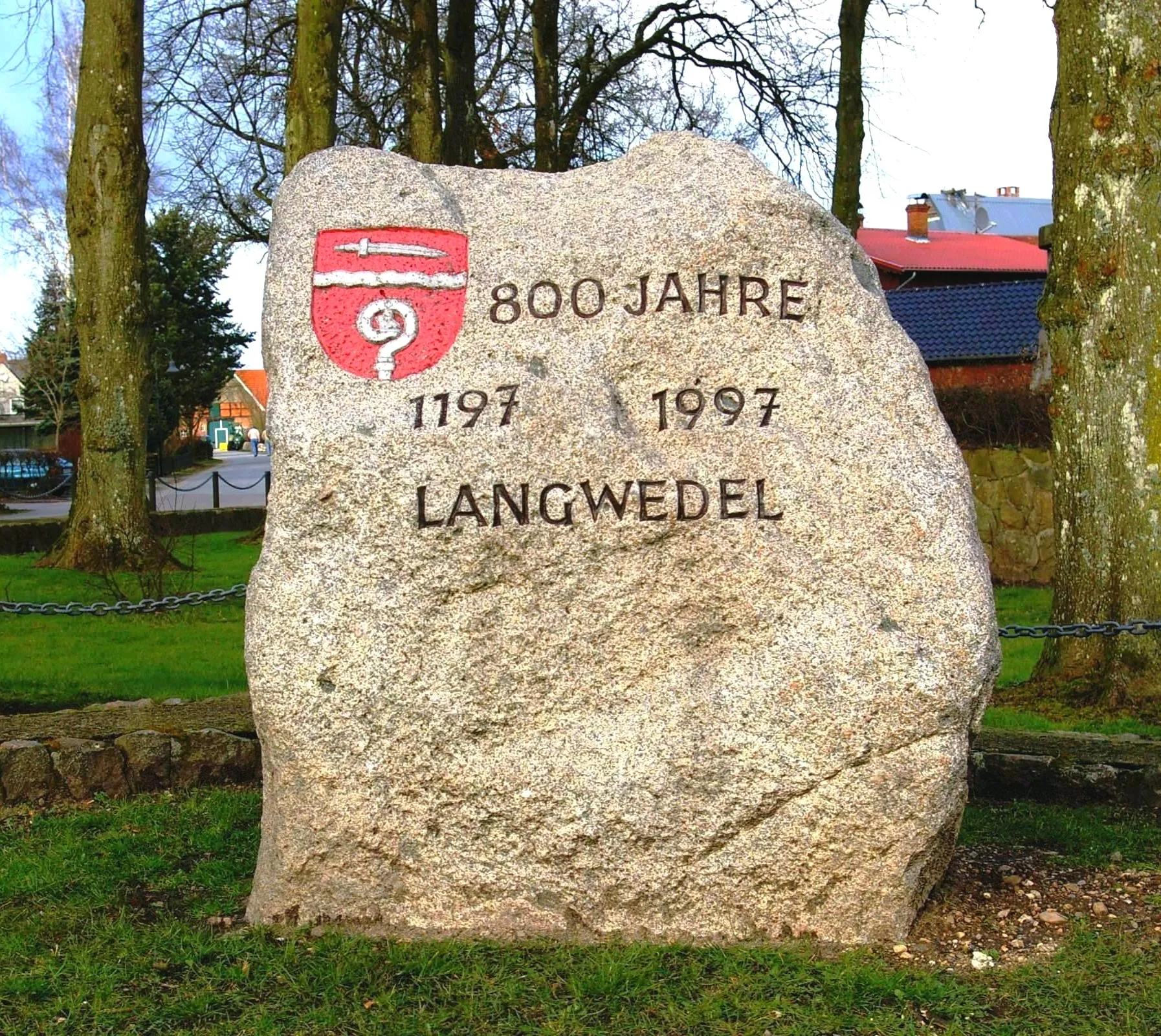 Photo showing: Monolith mit Ortswappen: 1997 an der Hörn aufgestellt, zur Dorfstraße von Langwedel (Holstein) gerichtet.