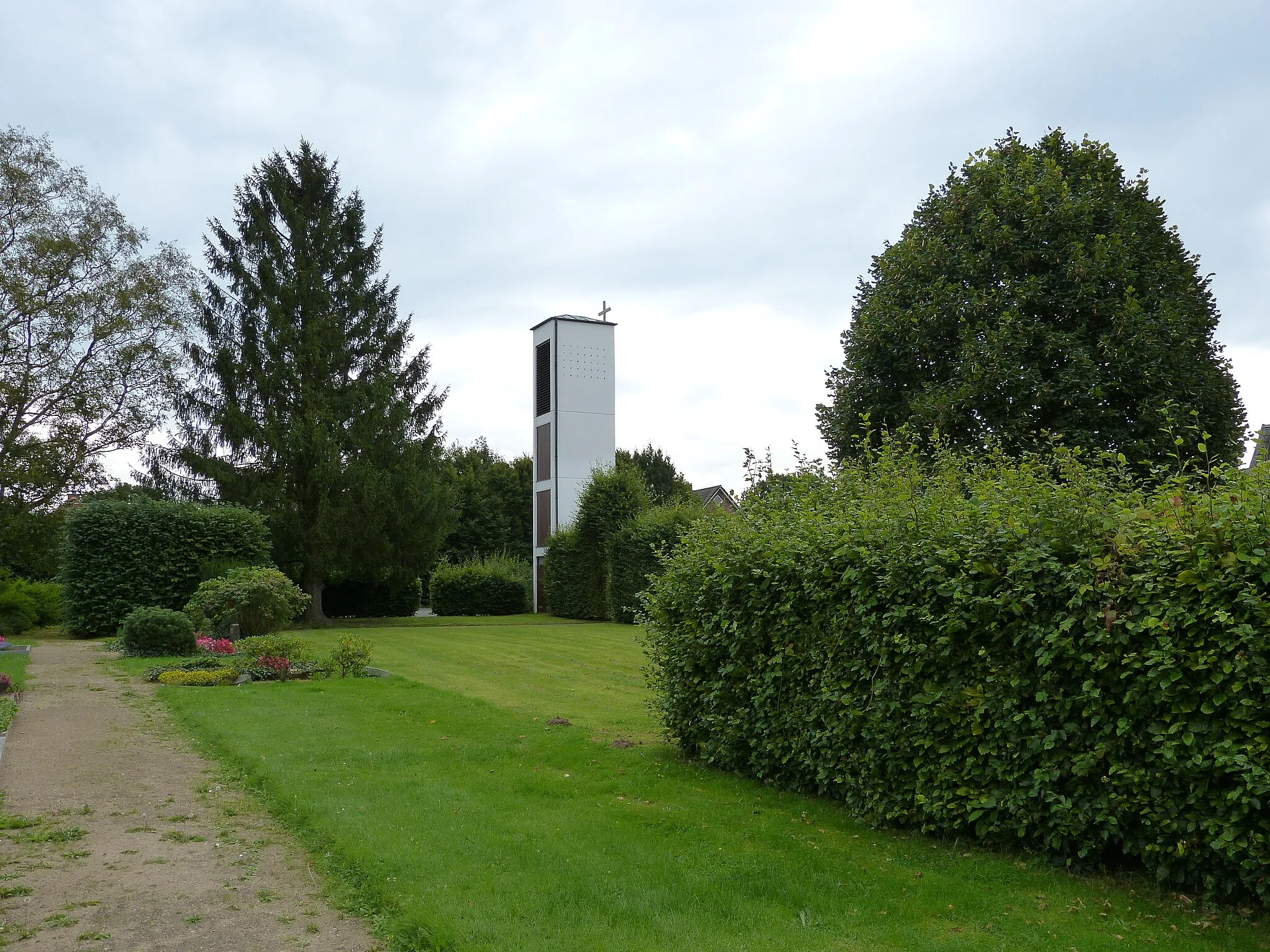 Photo showing: Der Glockenturm der Apostel-Johannes-Kirche in Oering ist ein Kulturdenkmal.