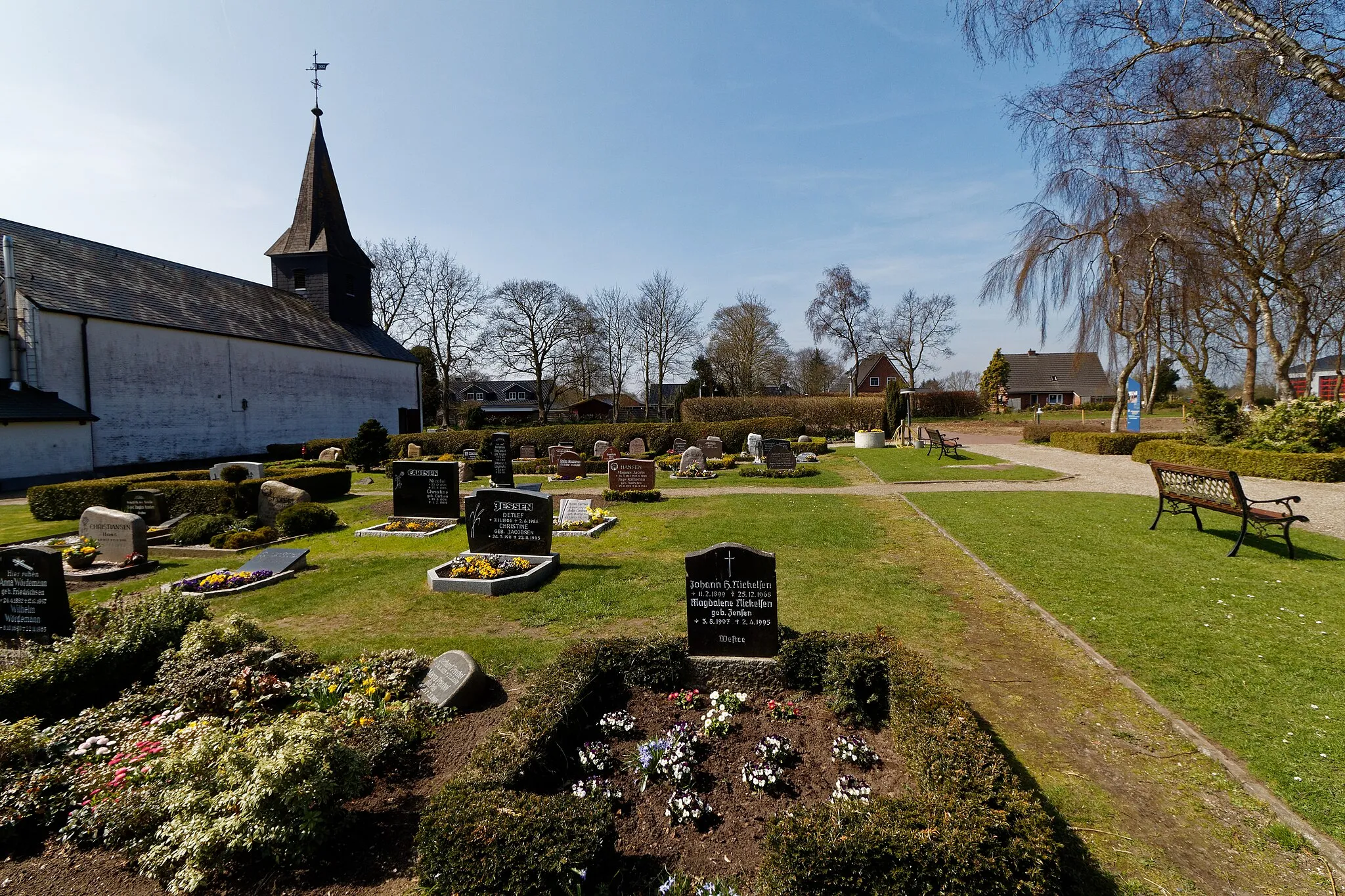 Photo showing: Ladelund, Kirche "St.Petri"; Kirchhof