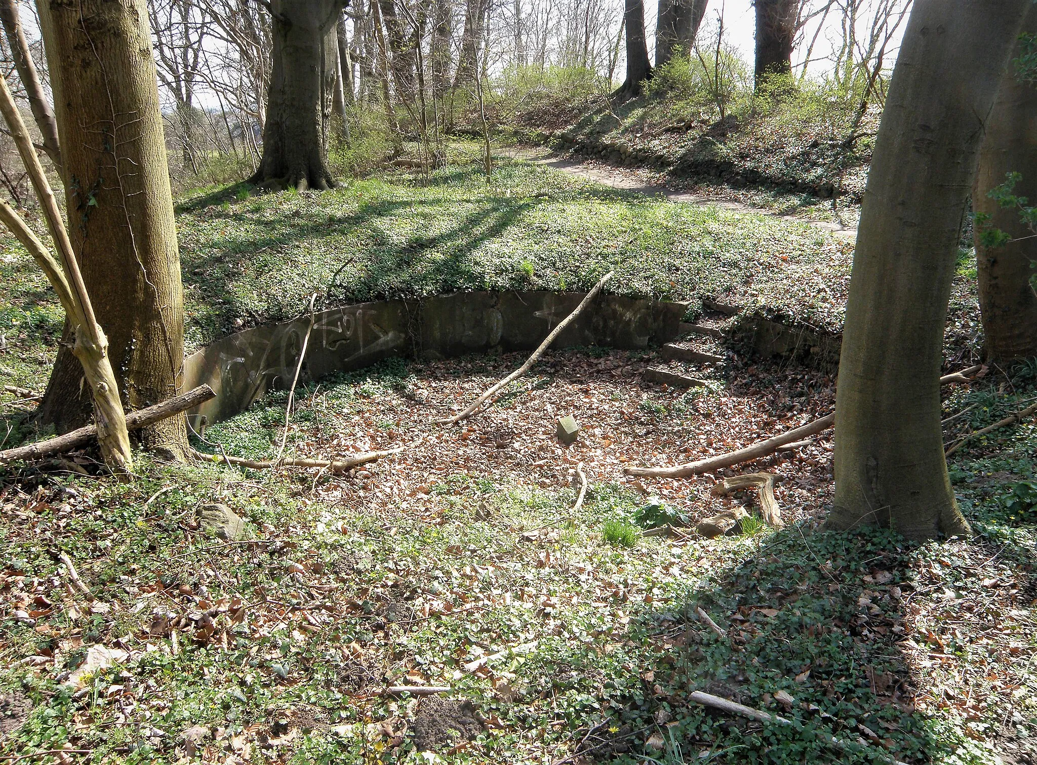 Photo showing: Fundamentreste vom Lindenhof in Mönkeberg.