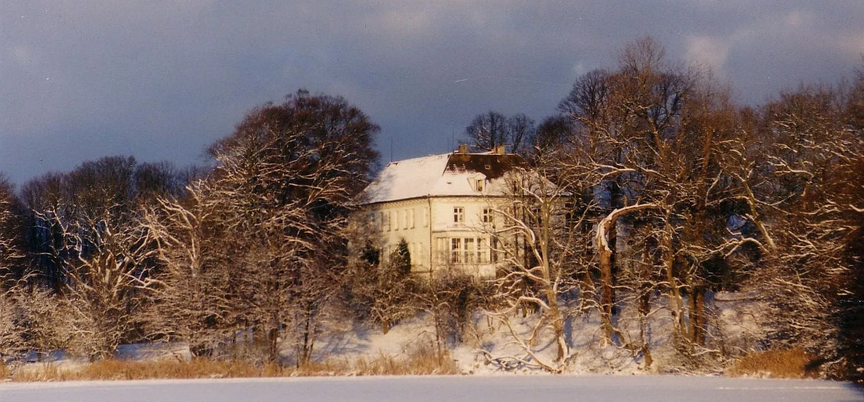 Photo showing: Manor 'Bothkamp' in Schleswig-Holstein, Germany, in winter 1996, view from the South-West in the evening sun