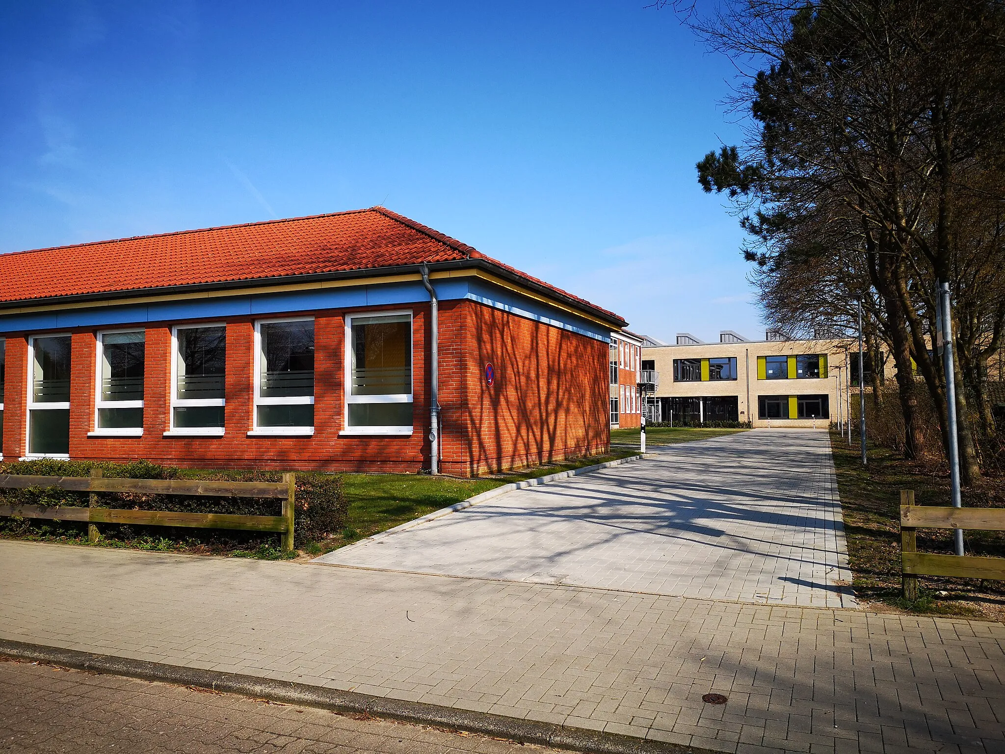 Photo showing: Siegfried-Lenz-Schule in Handewitt, Lehrerparkplatz (2019)