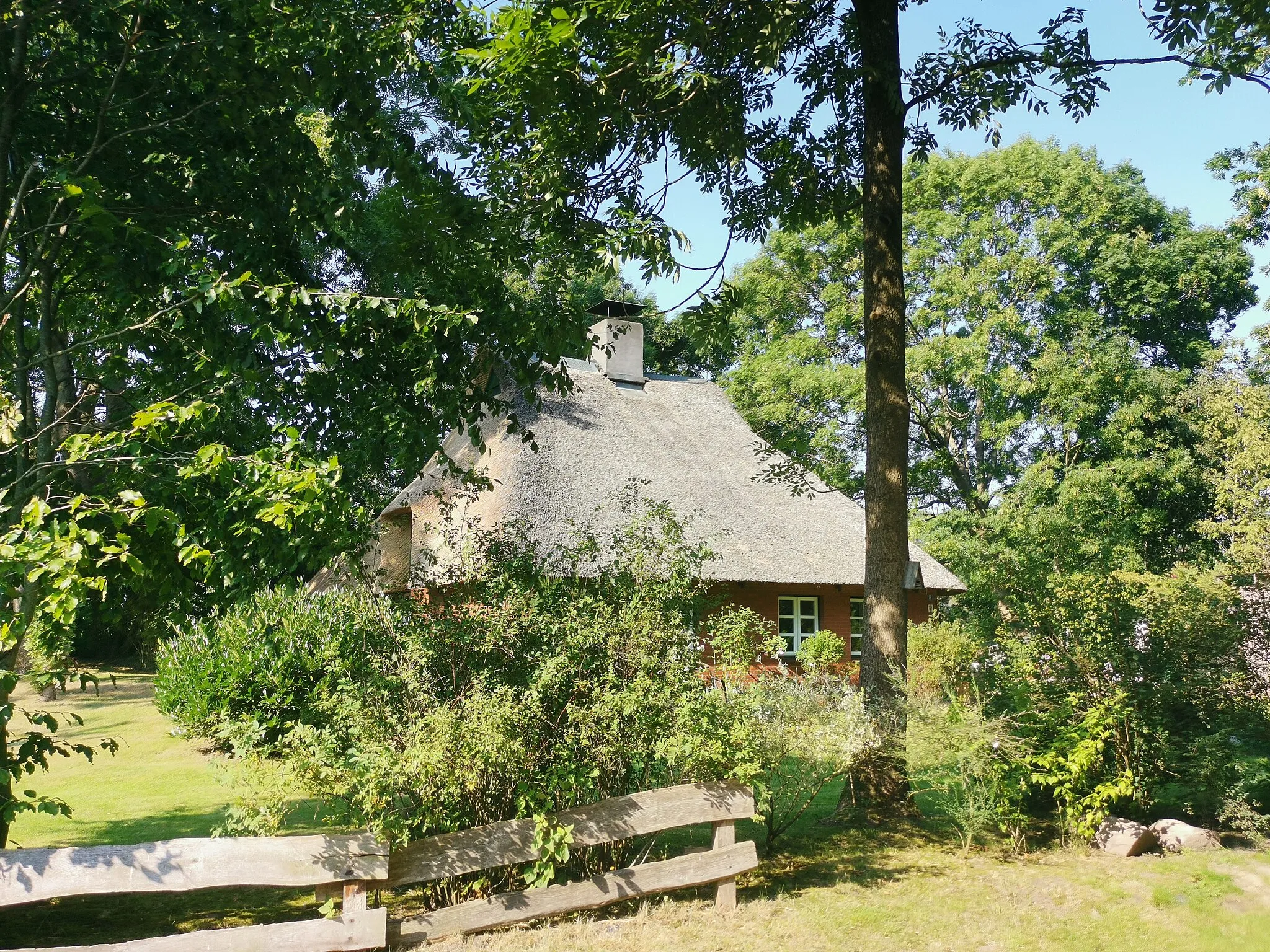 Photo showing: Denkmalgeschütztes Wohnhaus in der Mittelstraße18 in Fedderingen, Geburtshaus H. R. Claussen