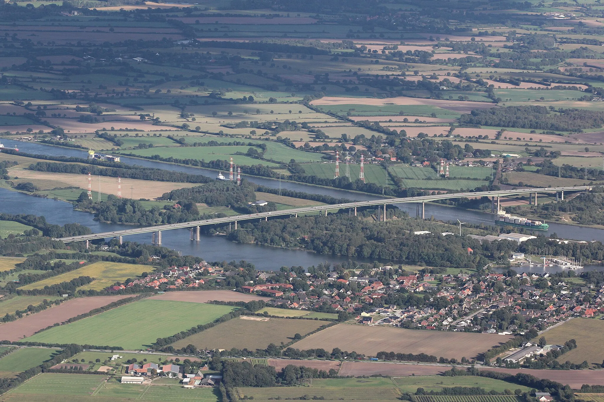 Photo showing: Luftbild, Blickrichtung Südost: Rader Insel und Rader Hochbrücke mit der Bundesautobahn 7.