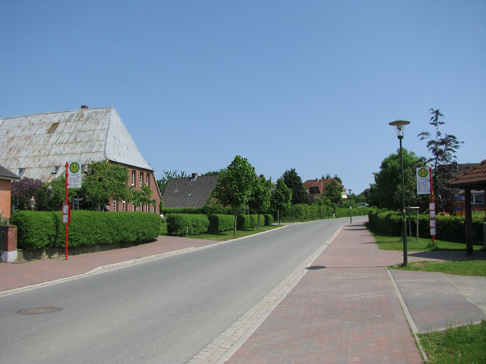 Photo showing: die Bushaltestelle Lindenstraße in der Dorfstraße in Geschendorf, Blickrichtung Osten