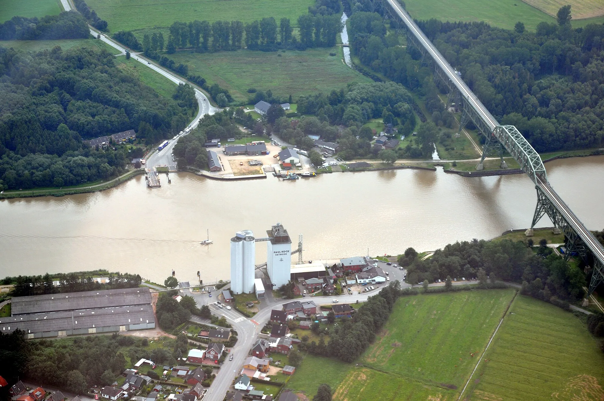 Photo showing: Fähre und Brücke in Hochdonn, Blickrichtung etwa in Richtung Osten