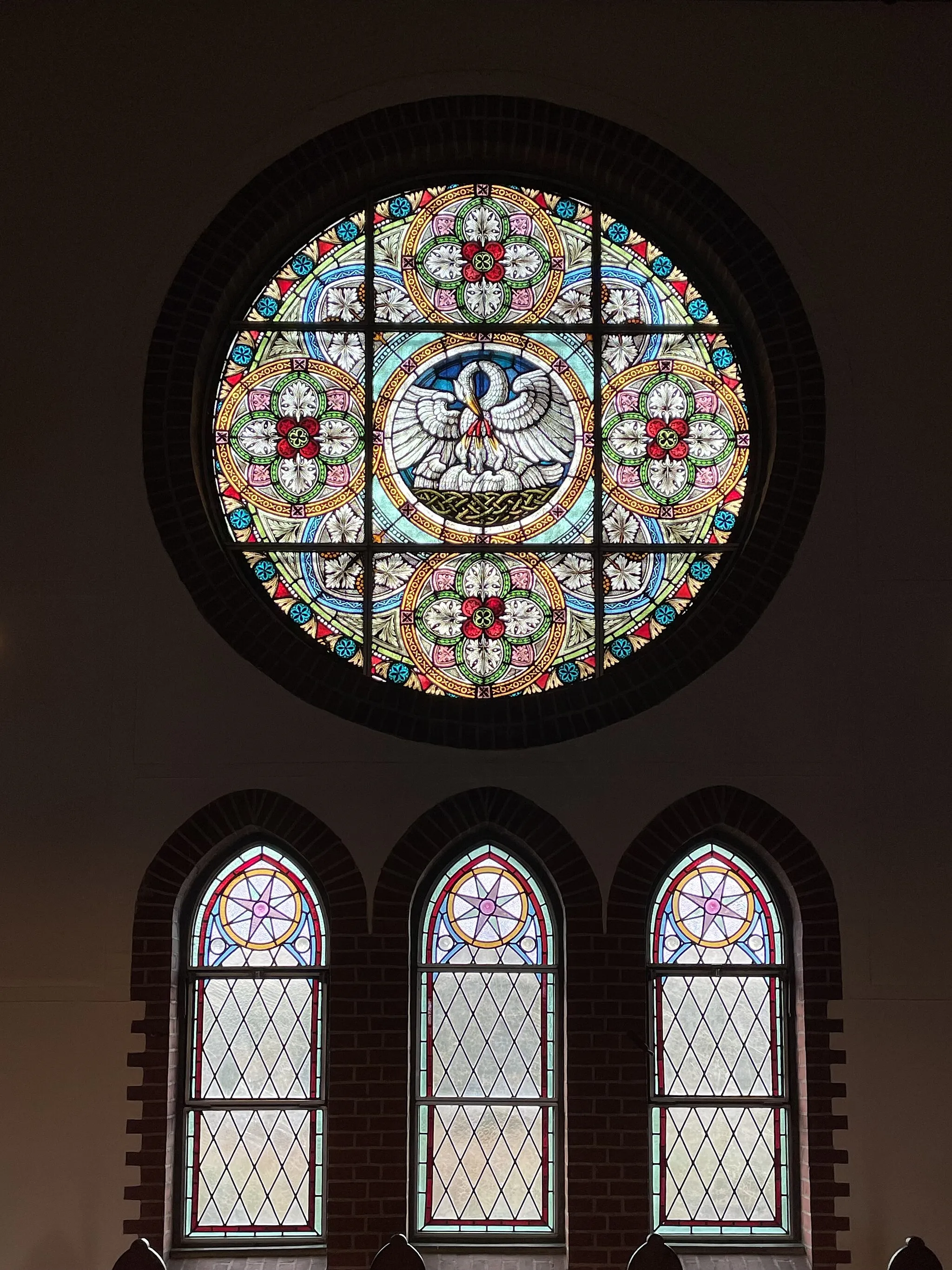 Photo showing: Darstellung des Pelikans als Christussymbol im nördlichen Kirchenfenster der Christuskirche (Hennstedt)