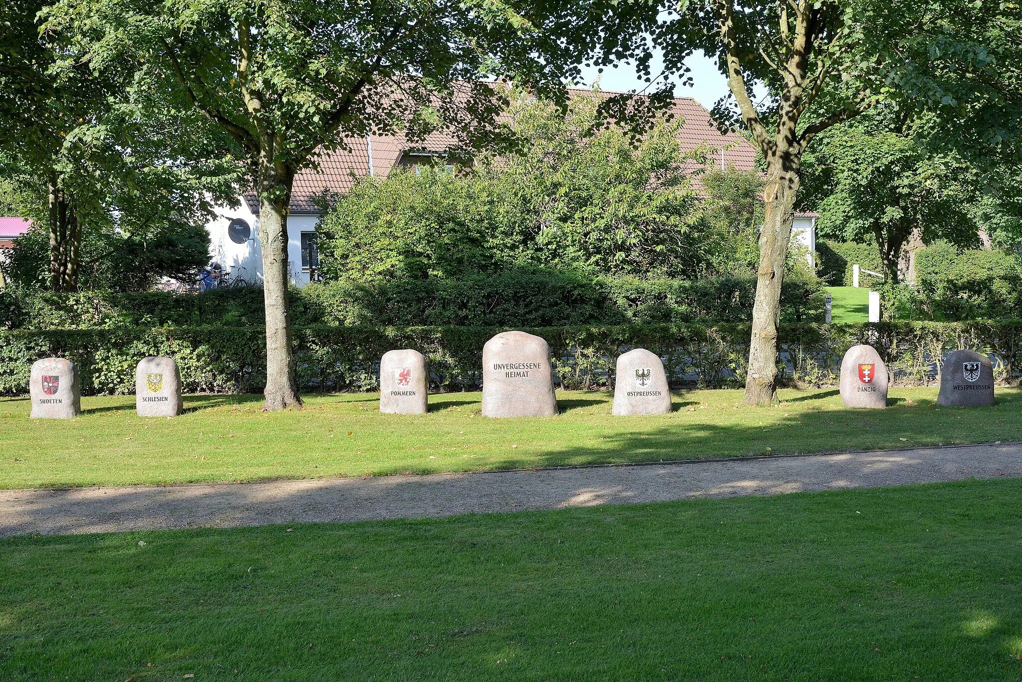 Photo showing: Der Denkmalsplatz am Gänsemarkt in Lunden hat Gedenkstätten für die Toten der Weltkriege, den Krieg gegen Frankreich 1870/71 und der Vertreibung nach dem Zweiten Weltkrieg.
