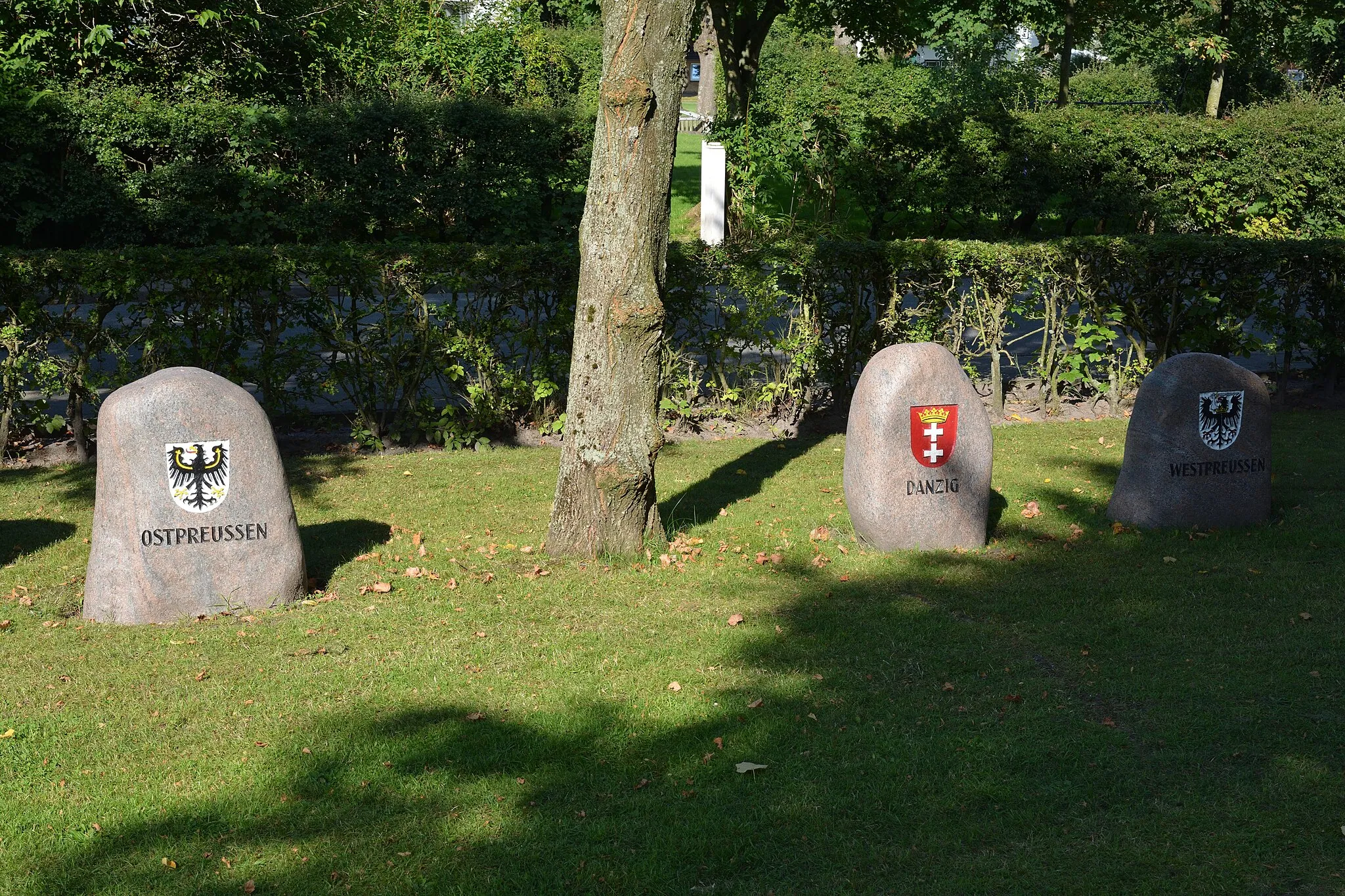 Photo showing: Der Denkmalsplatz am Gänsemarkt in Lunden hat Gedenkstätten für die Toten der Weltkriege, den Krieg gegen Frankreich 1870/71 und der Vertreibung nach dem Zweiten Weltkrieg.