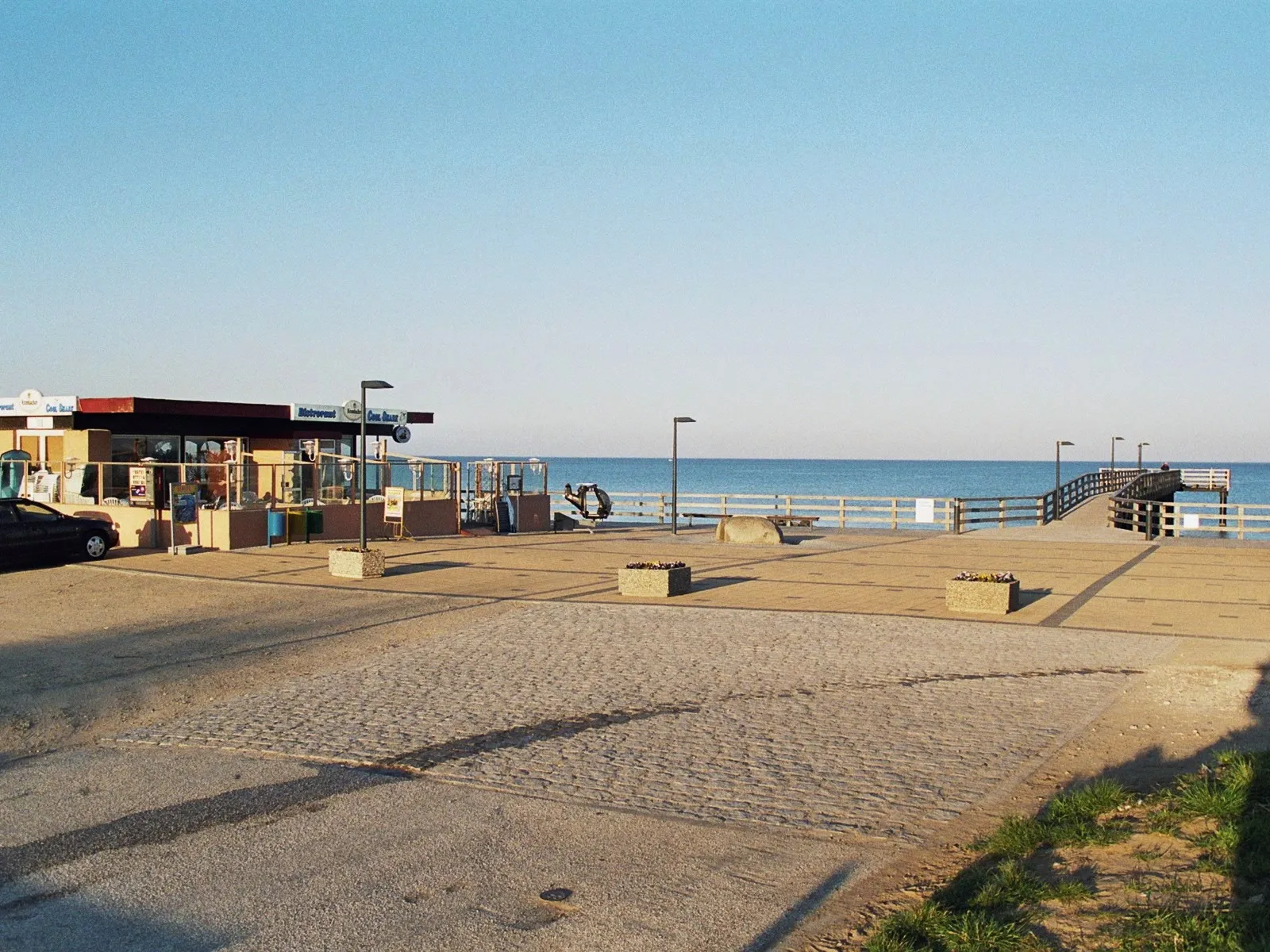 Photo showing: Strandpromenade mit Seebrücke nahe den Campingplätzen am Meer in Süssau Ostholstein