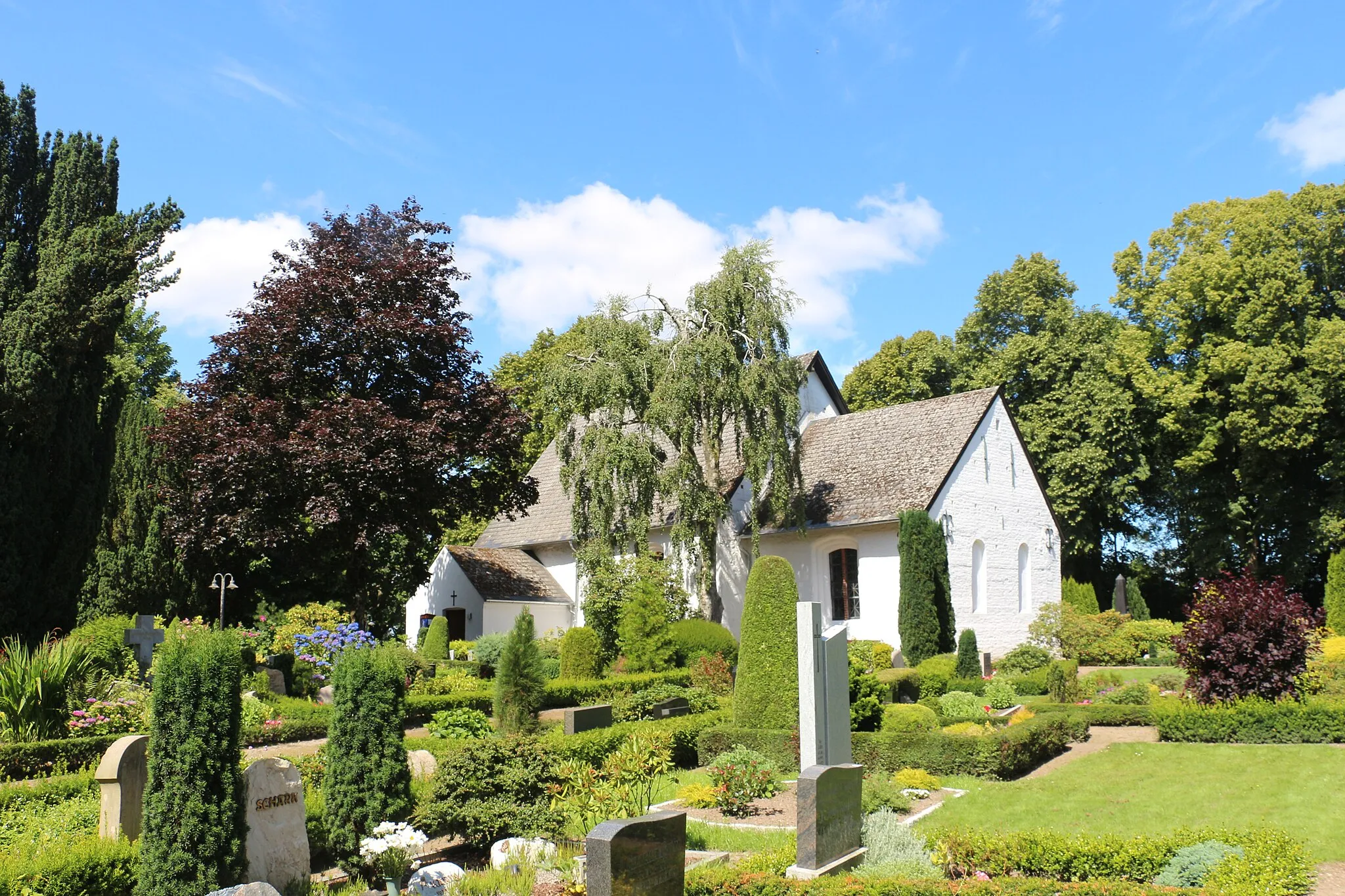 Photo showing: Die St.-Georg-Kirche in Struxdorf - Blick über den Kirchhof