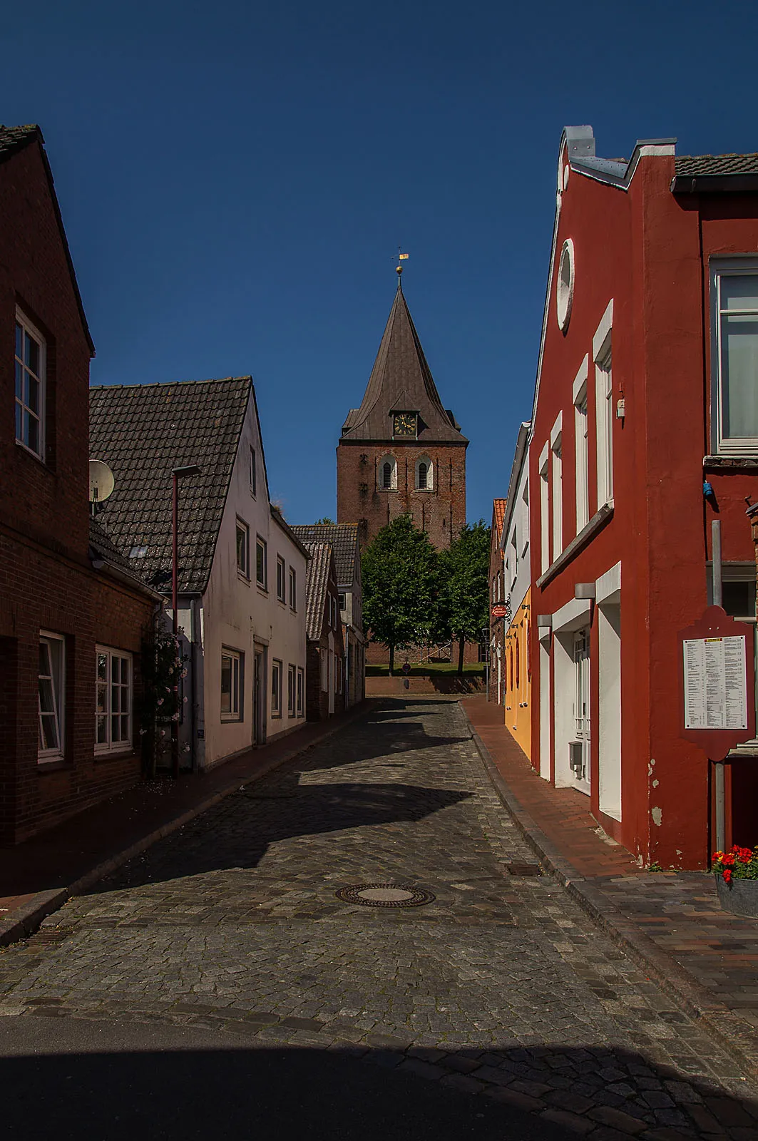 Photo showing: Blick von Süden auf Fischerstraße und Kirchturm