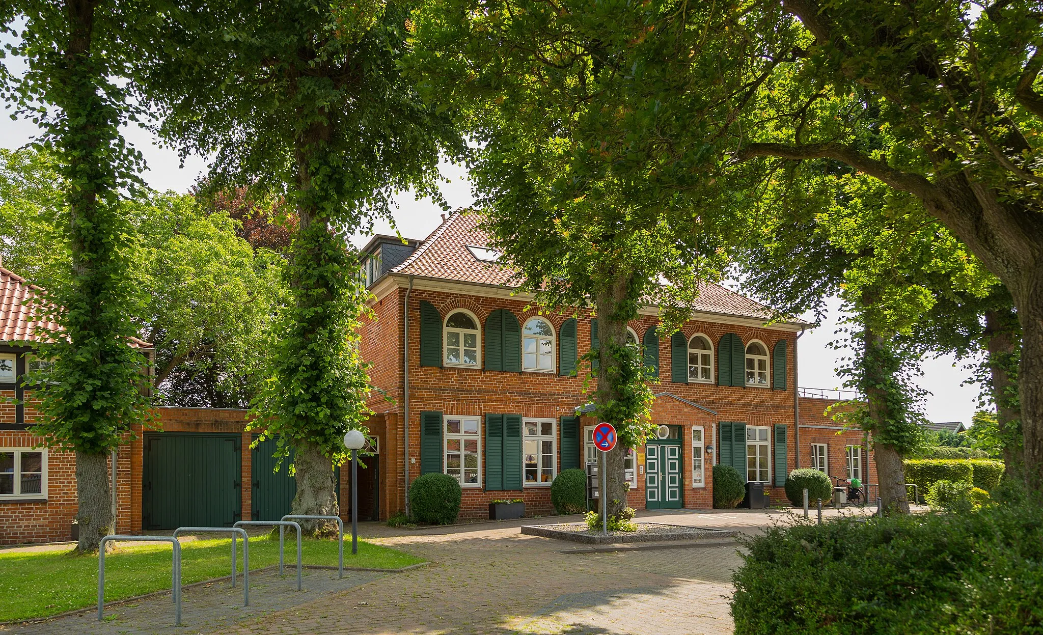 Photo showing: The former Villa Jebsen in Stockelsdorf, Kreis Ostholstein, Schleswig-Holstein, Germany. Nowadays a community centre including the public library and the youth club.
