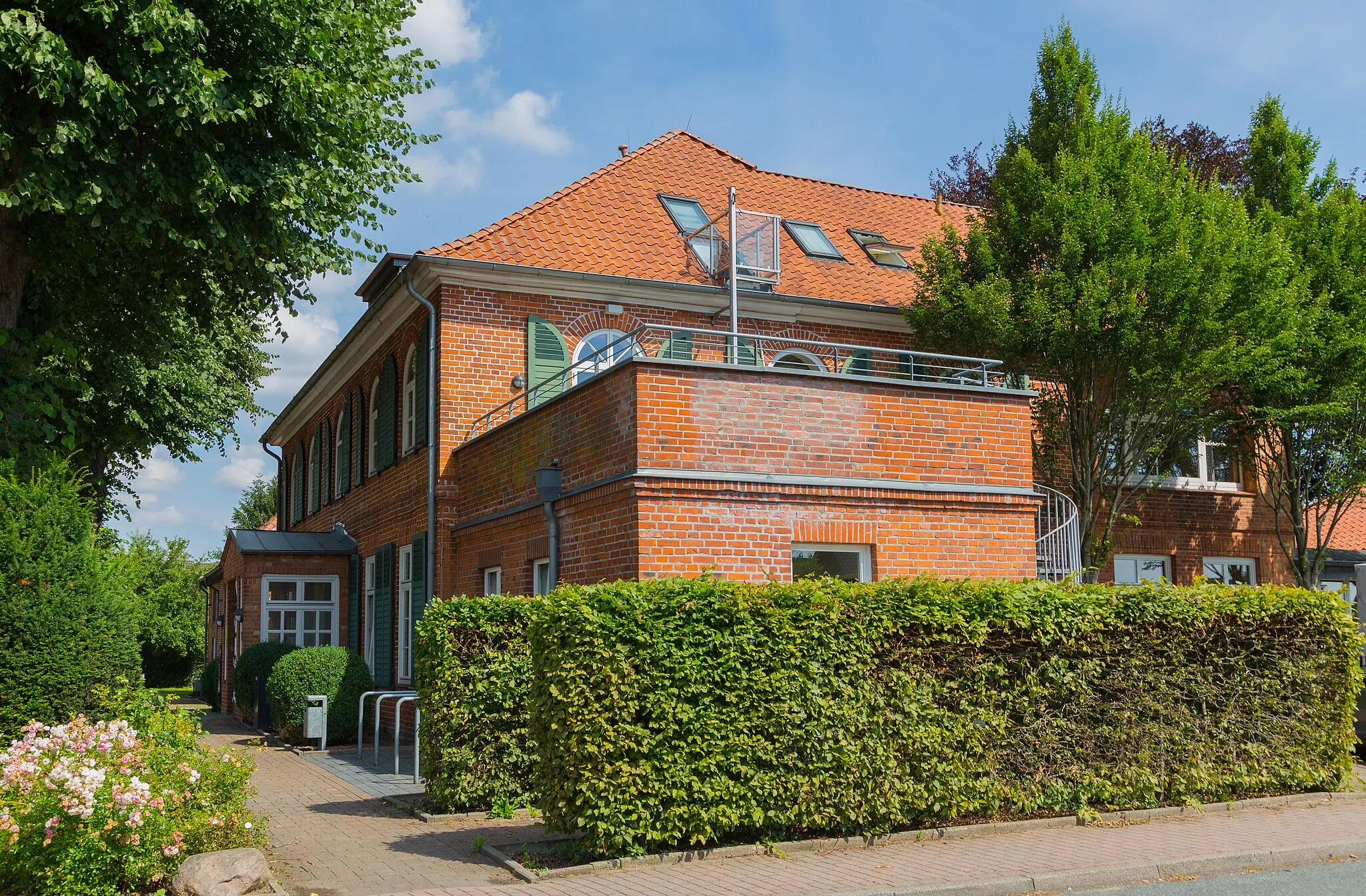 Photo showing: The former Villa Jebsen in Stockelsdorf, Kreis Ostholstein, Schleswig-Holstein, Germany. Nowadays a community centre including the public library and the youth club.