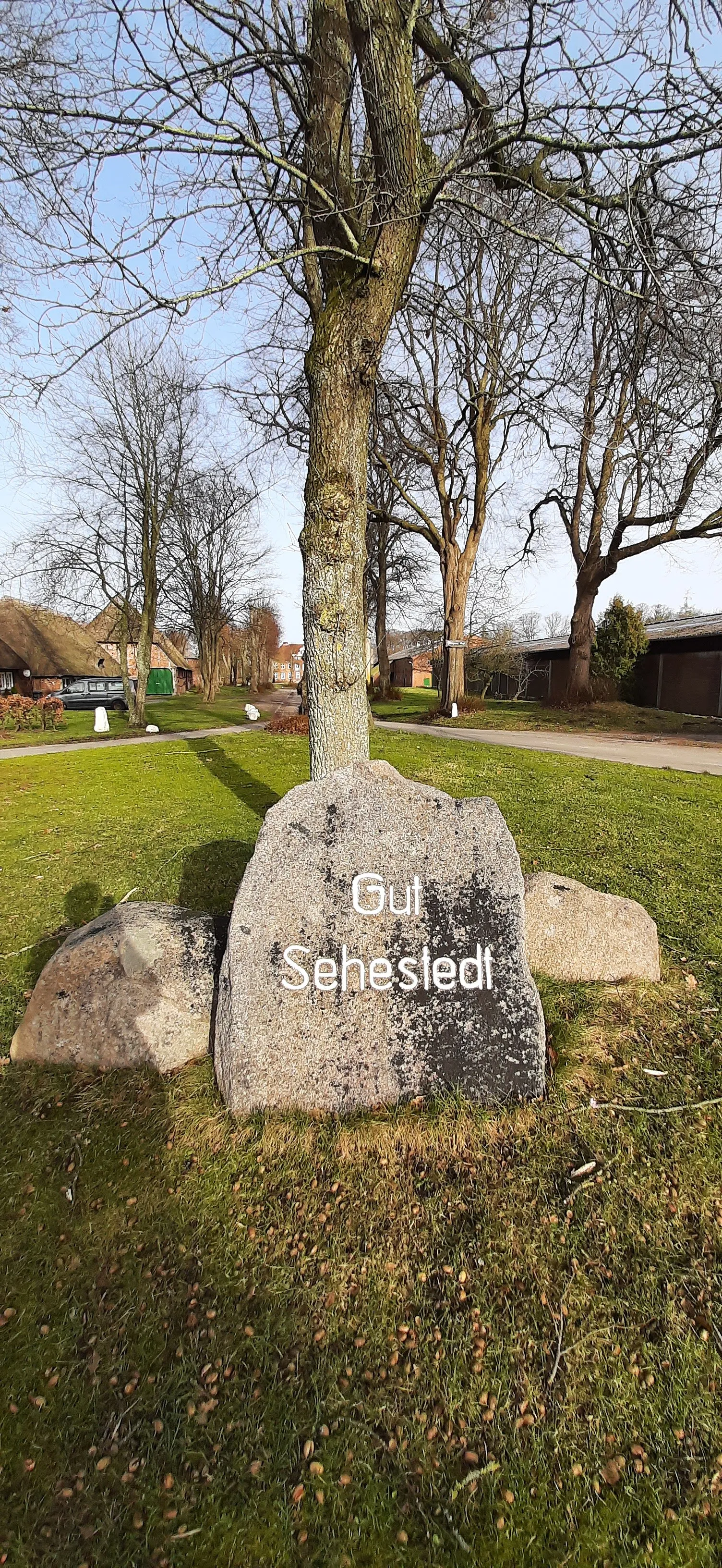 Photo showing: Gut Sehestedt, Stein vor der Zufahrt