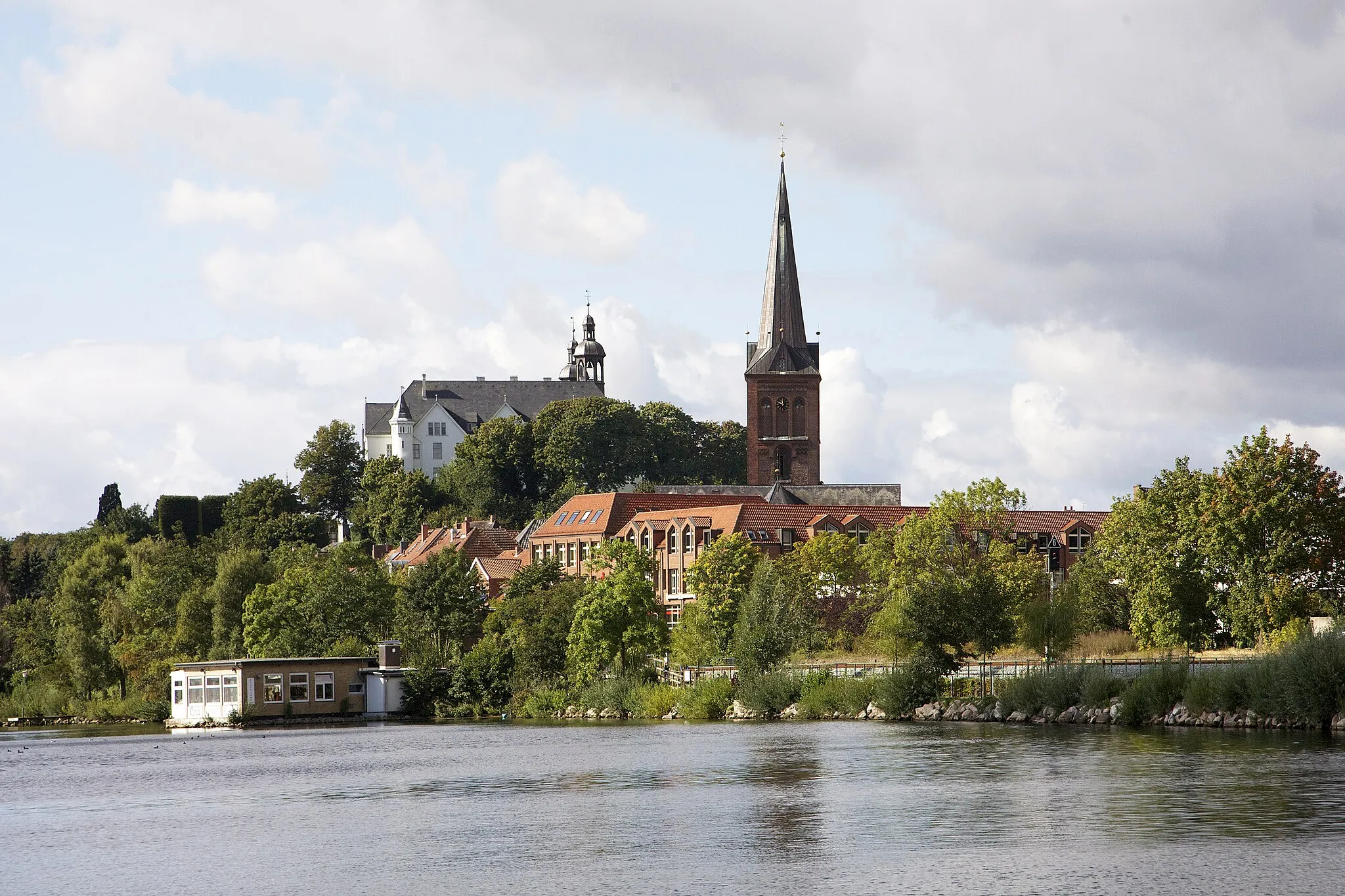 Photo showing: View of the city of Plön (Schleswig-Holstein). Nikolaikirche and Plön Castle.