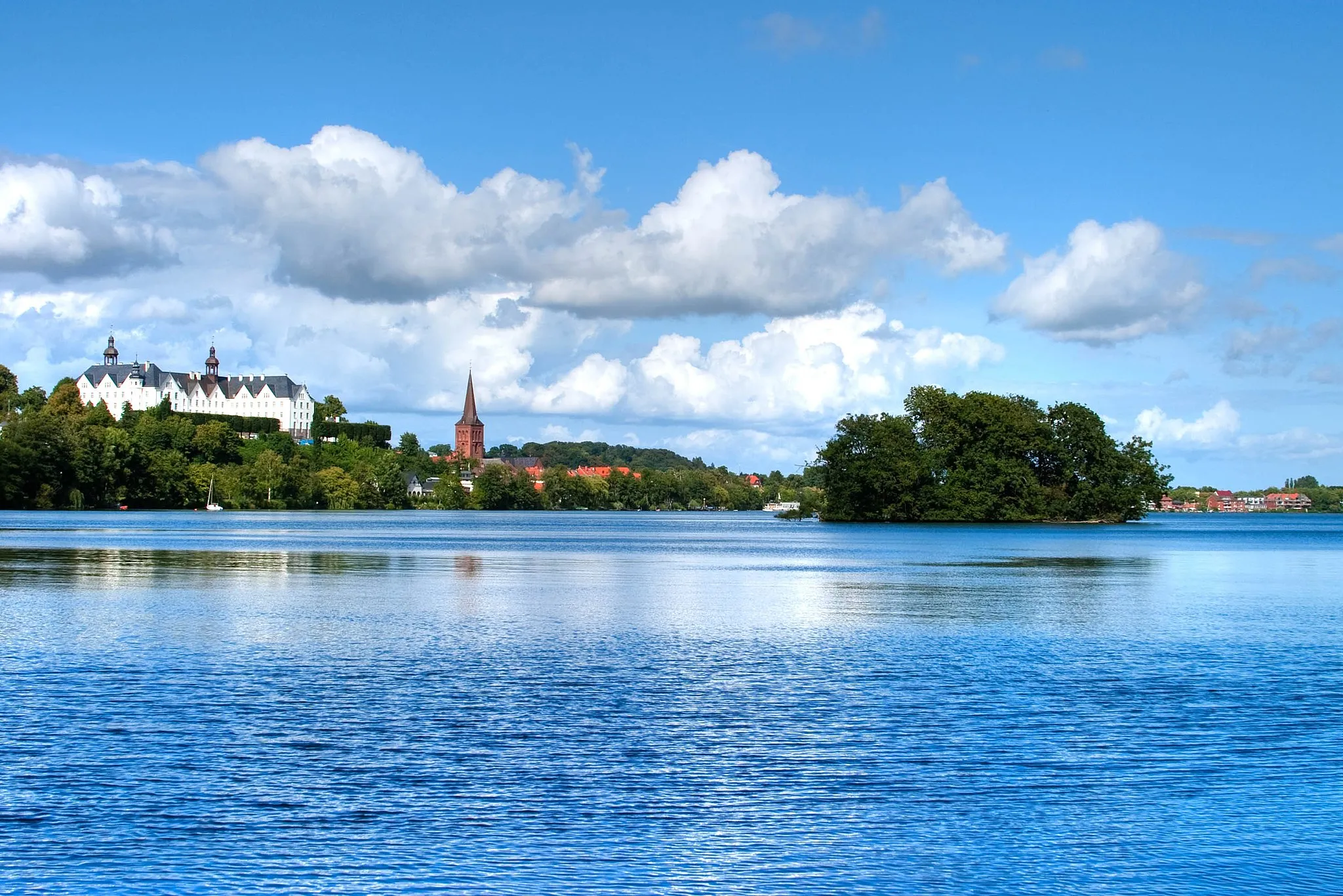 Photo showing: Zu sehen ist der Plöner See mit dem Plöner Schloss im Hintergrund