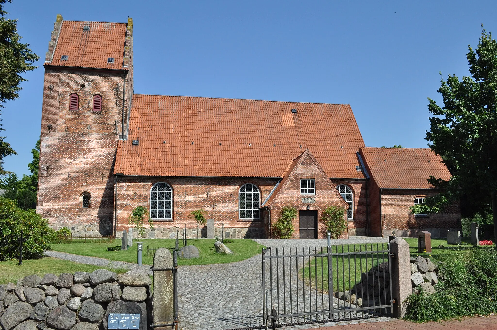Photo showing: Blick von Süden auf die Kirche in Sülfeld.