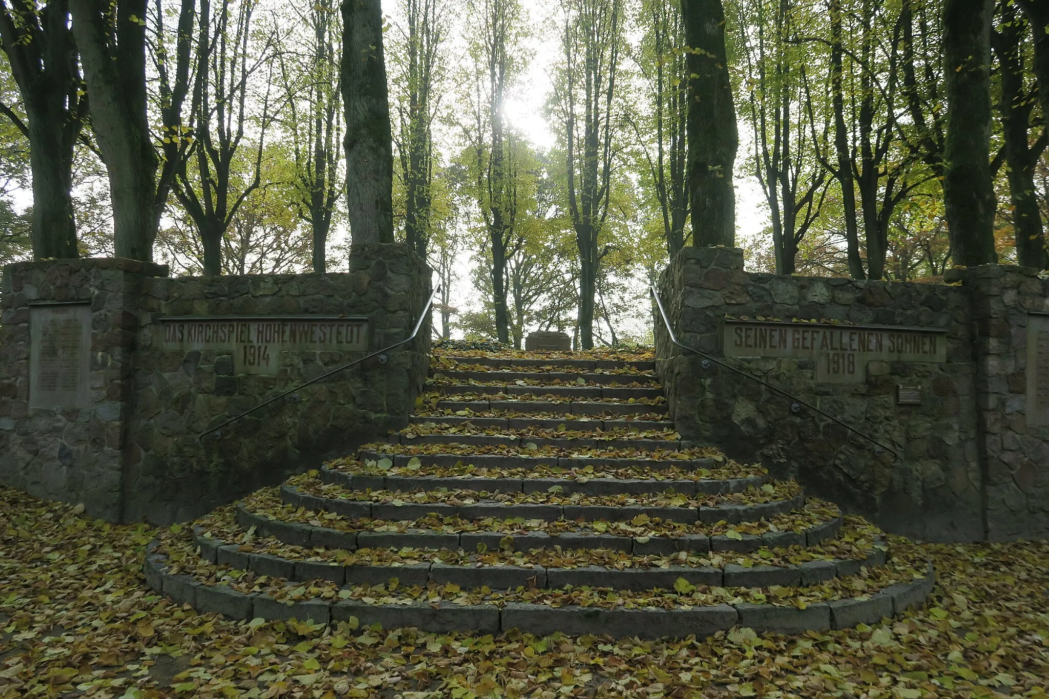 Photo showing: Sicht auf das Ehrenmal für den ersten Weltkrieg im Park Hohenwestedt