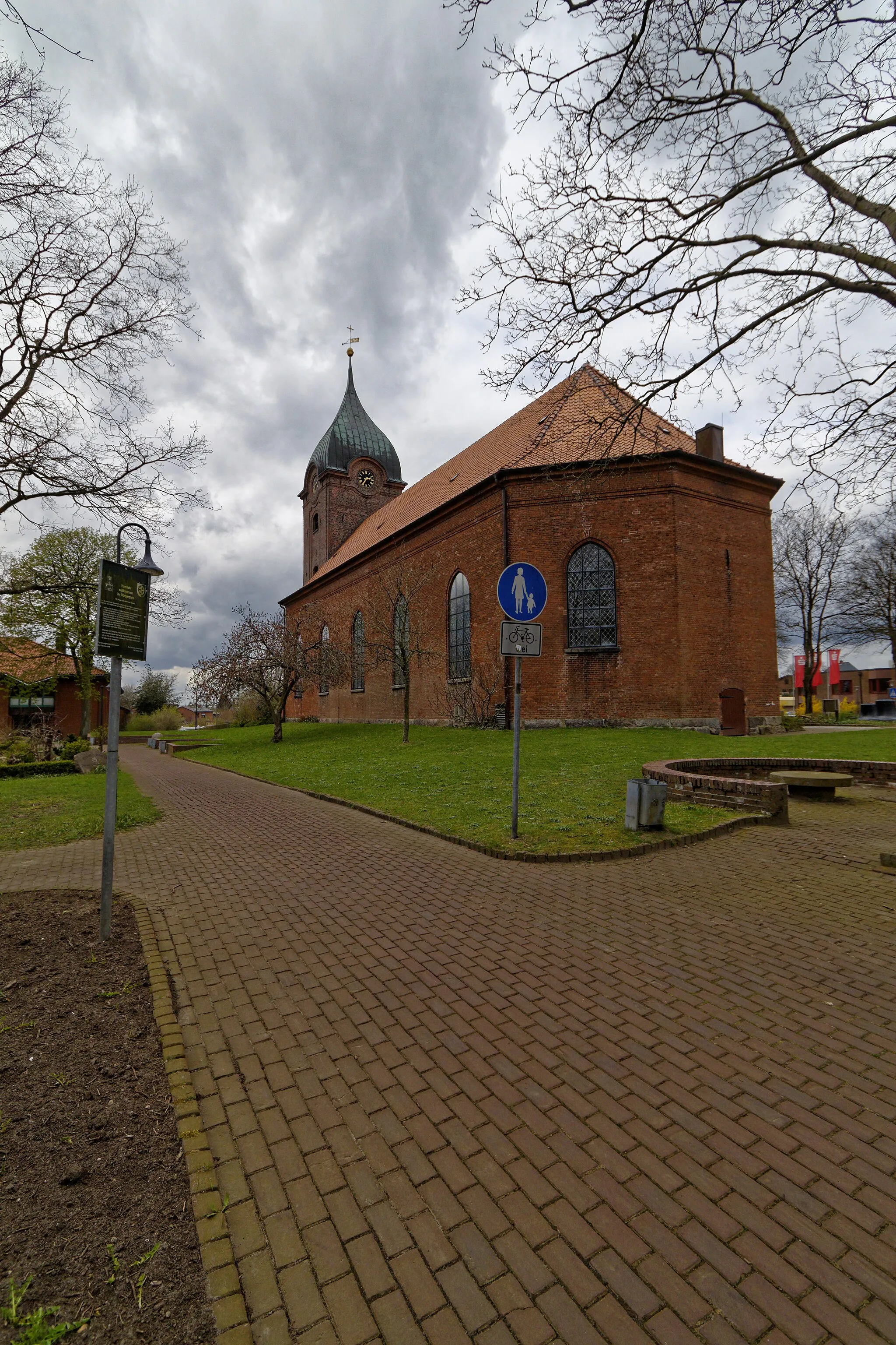 Photo showing: Hohenwestedt, Kirche St.Petrus und Paulus; Kirchhof