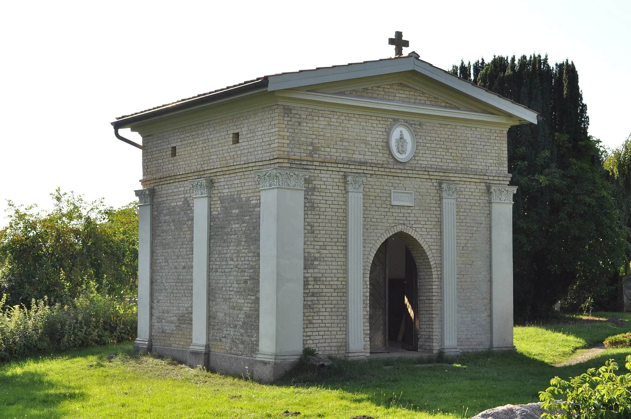 Photo showing: Mausoleum auf dem Friedhof in Pronstorf.