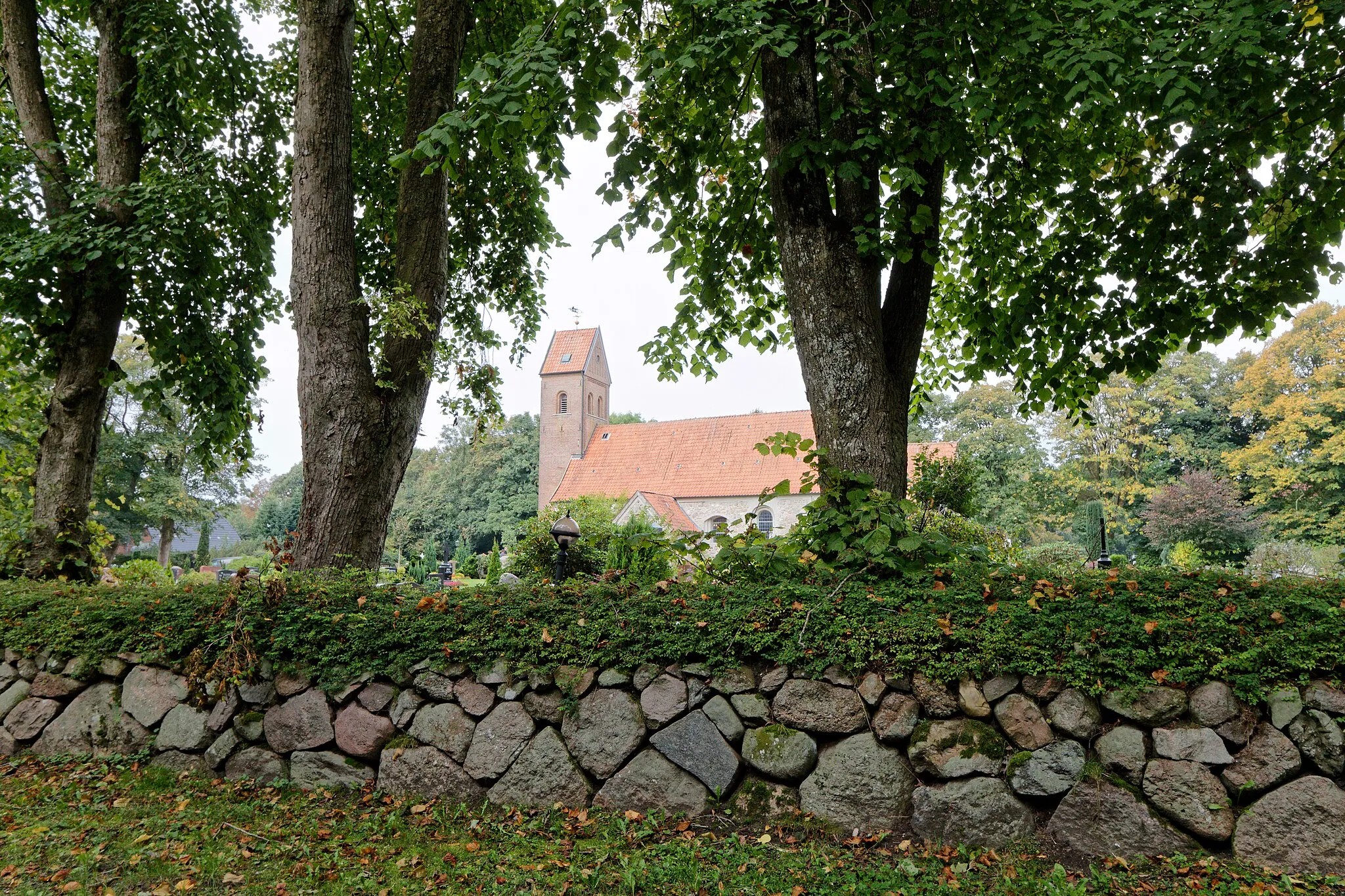 Photo showing: Nordhackstedt, Kirche St.Jürgen; Feldsteinwall