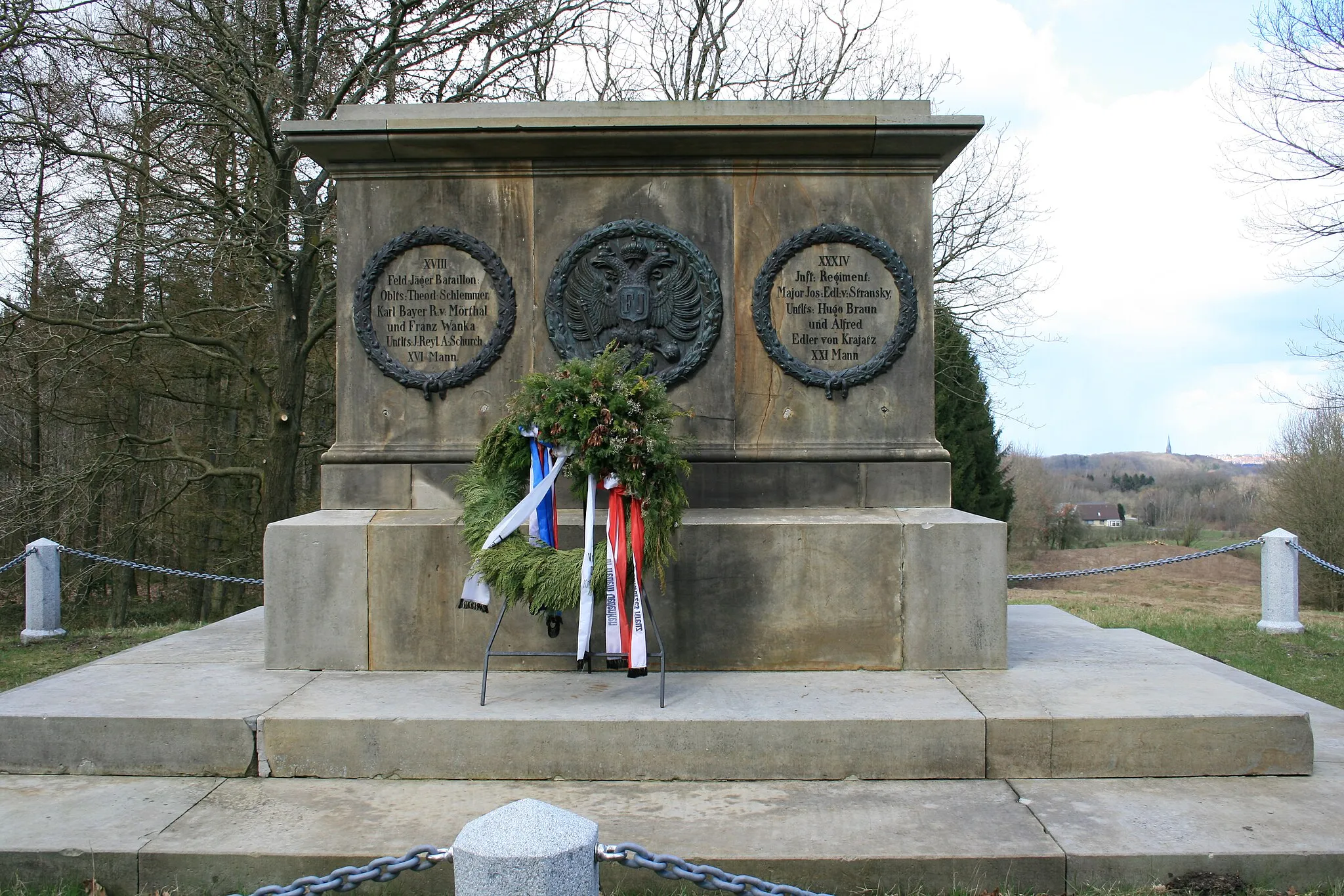 Photo showing: Koenigshuegel Denkmal links