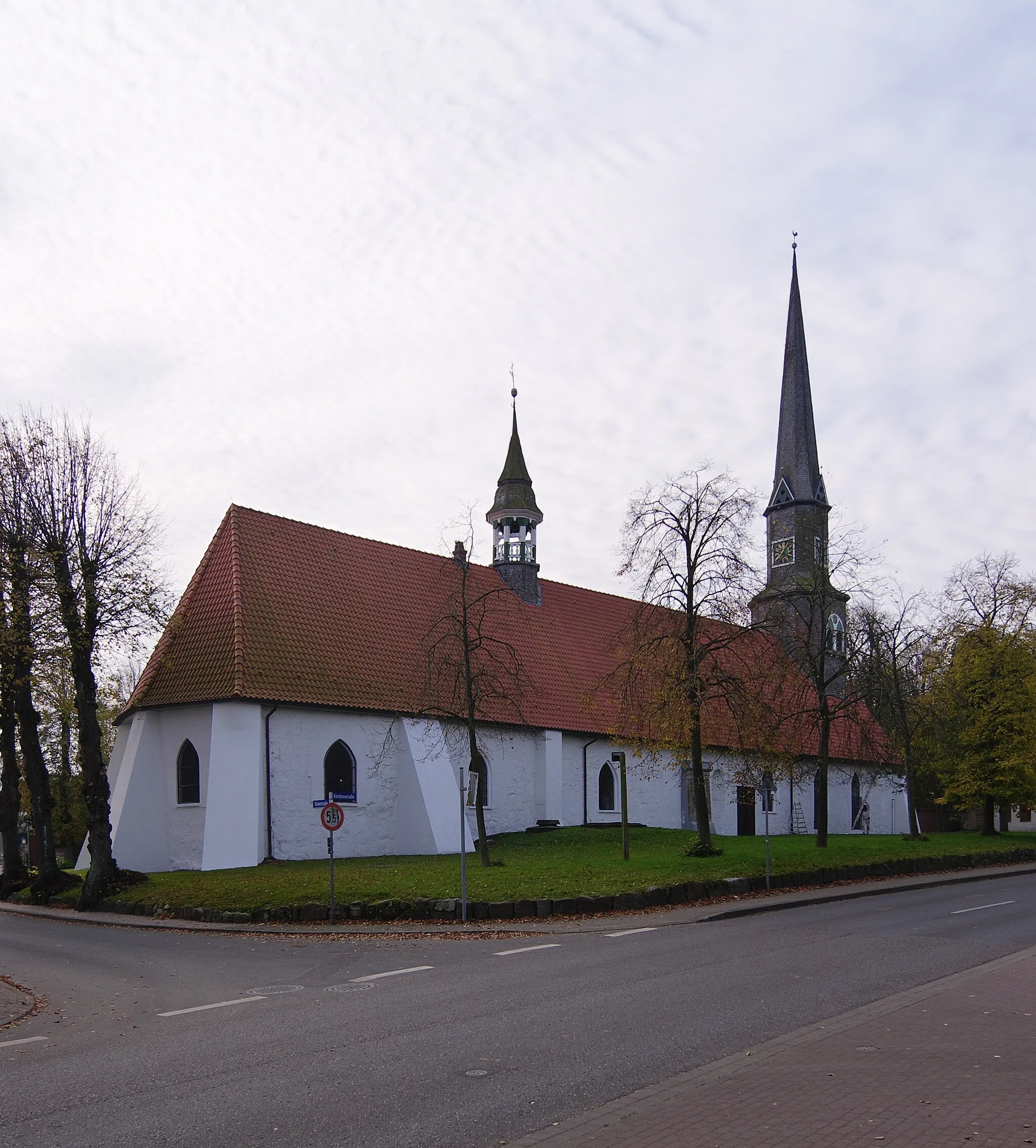 Photo showing: Denkmalgeschützte Kirche St. Secundus in Hennstedt, Dithmarschen.