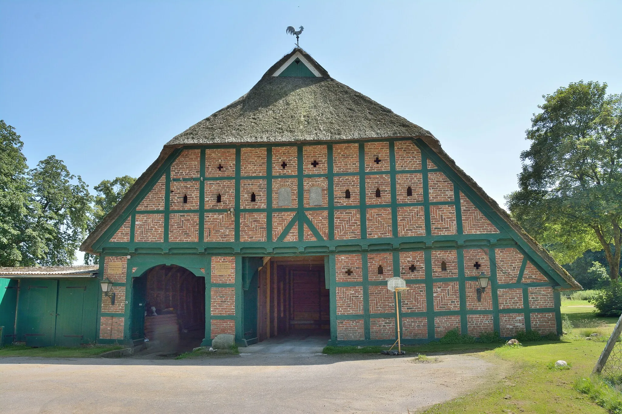 Photo showing: Mehlbek, "Adliges Gut", Scheune aus dem Wappen der Gemeinde