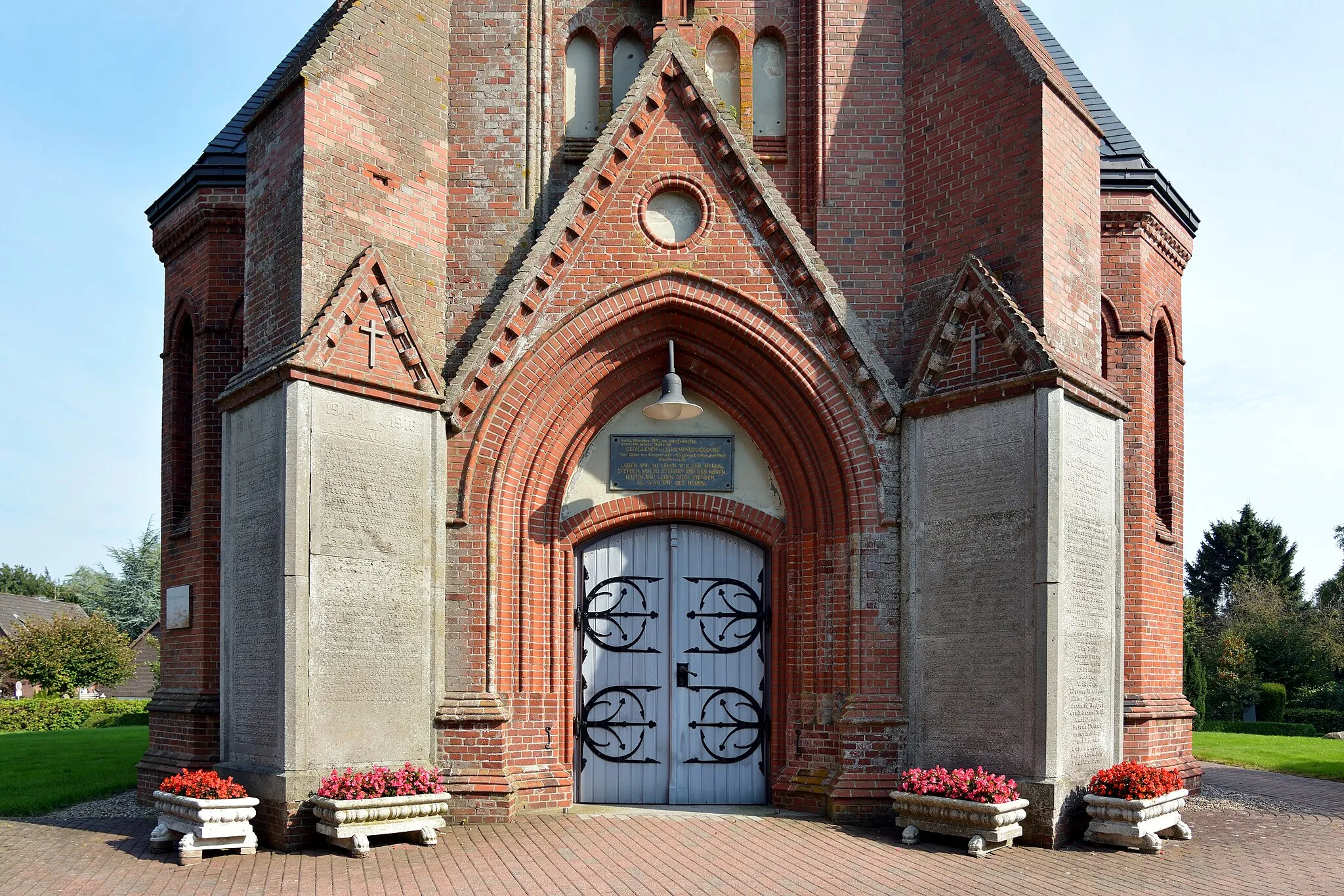 Photo showing: Memorial to the fallen soldiers of World Wars at the church in Neuenbrook