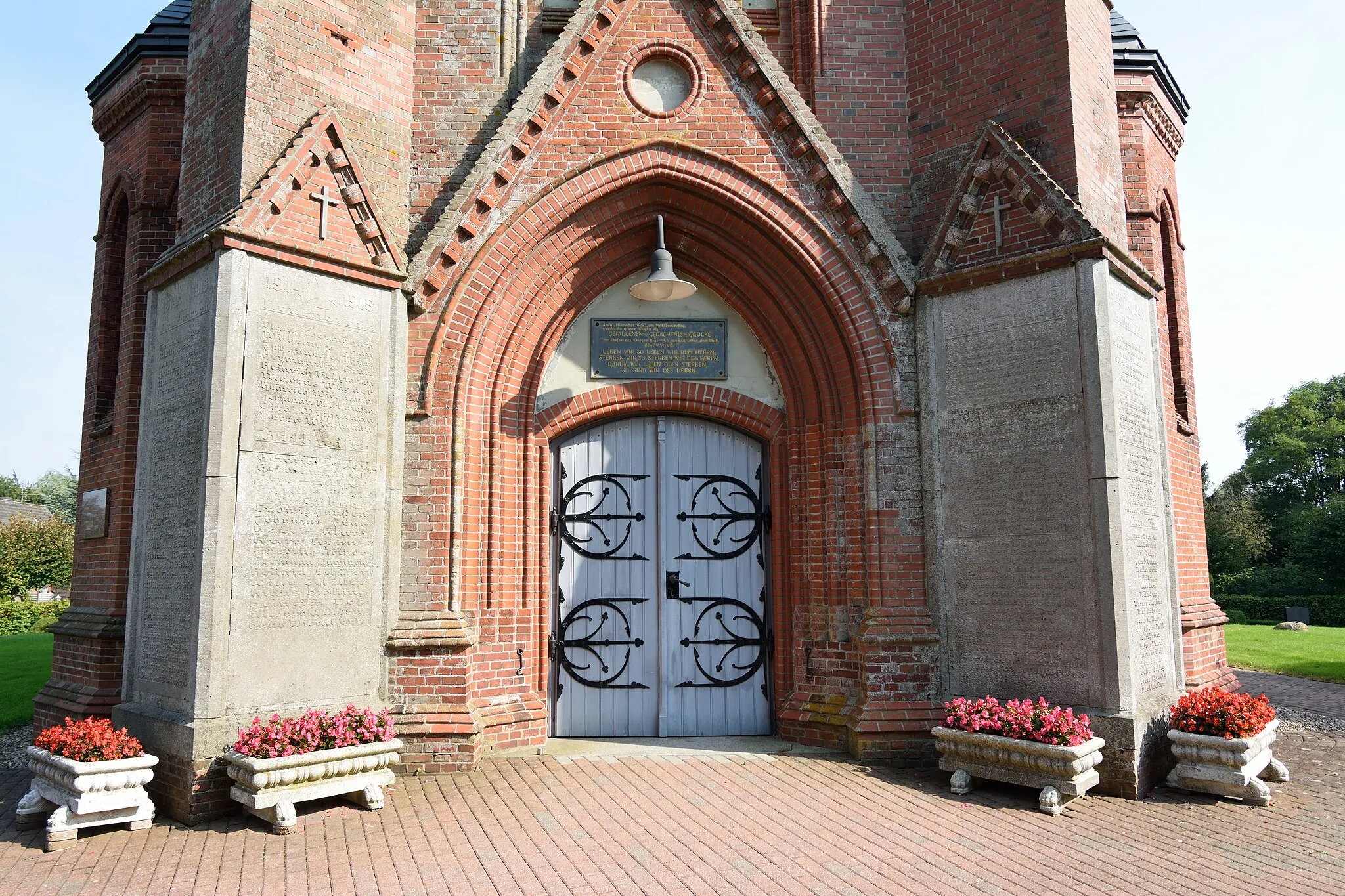 Photo showing: Ehrenmal an der Kirche in Neuenbrook