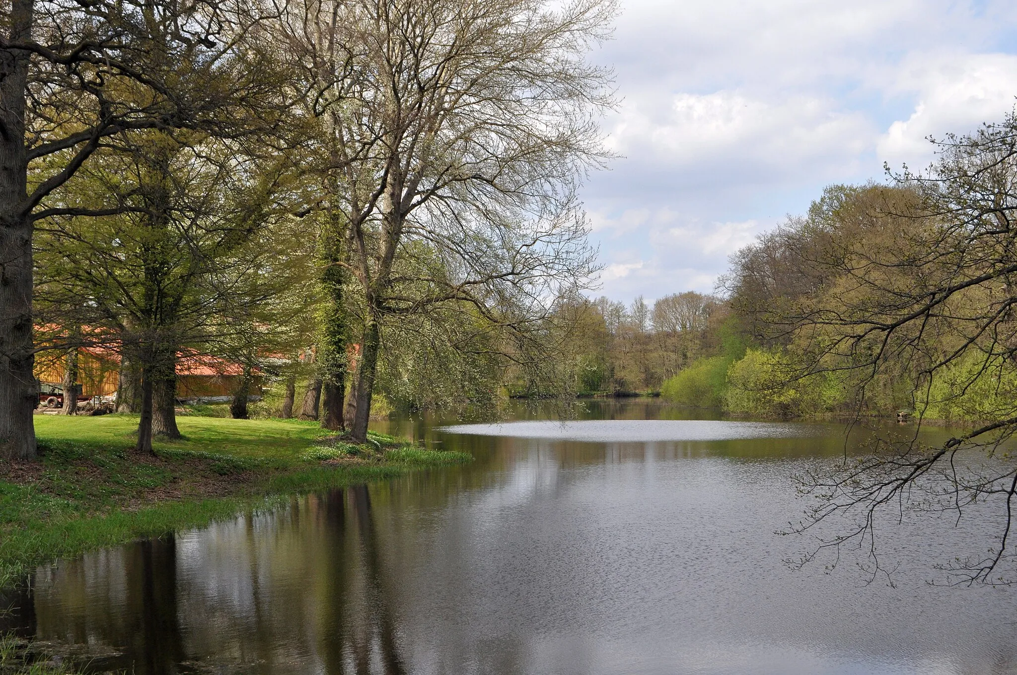 Photo showing: Wasserflächen am Herrenhaus von Gut Jersbek.