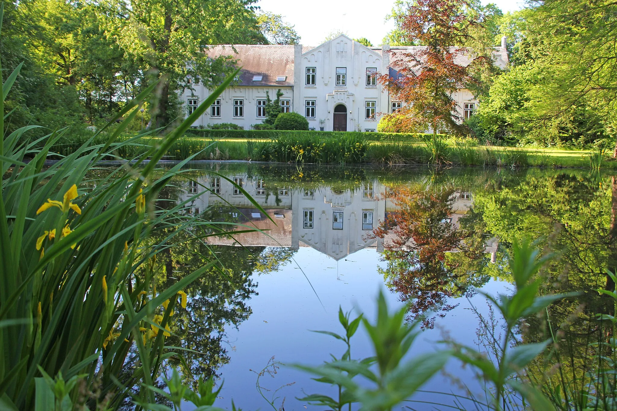 Photo showing: Das neugotische Herrenhaus und der Gutspark
gehören heute der Zen Vereinigung Deutschland.

Seine heutige Gestalt erhielt das Haus 1870.