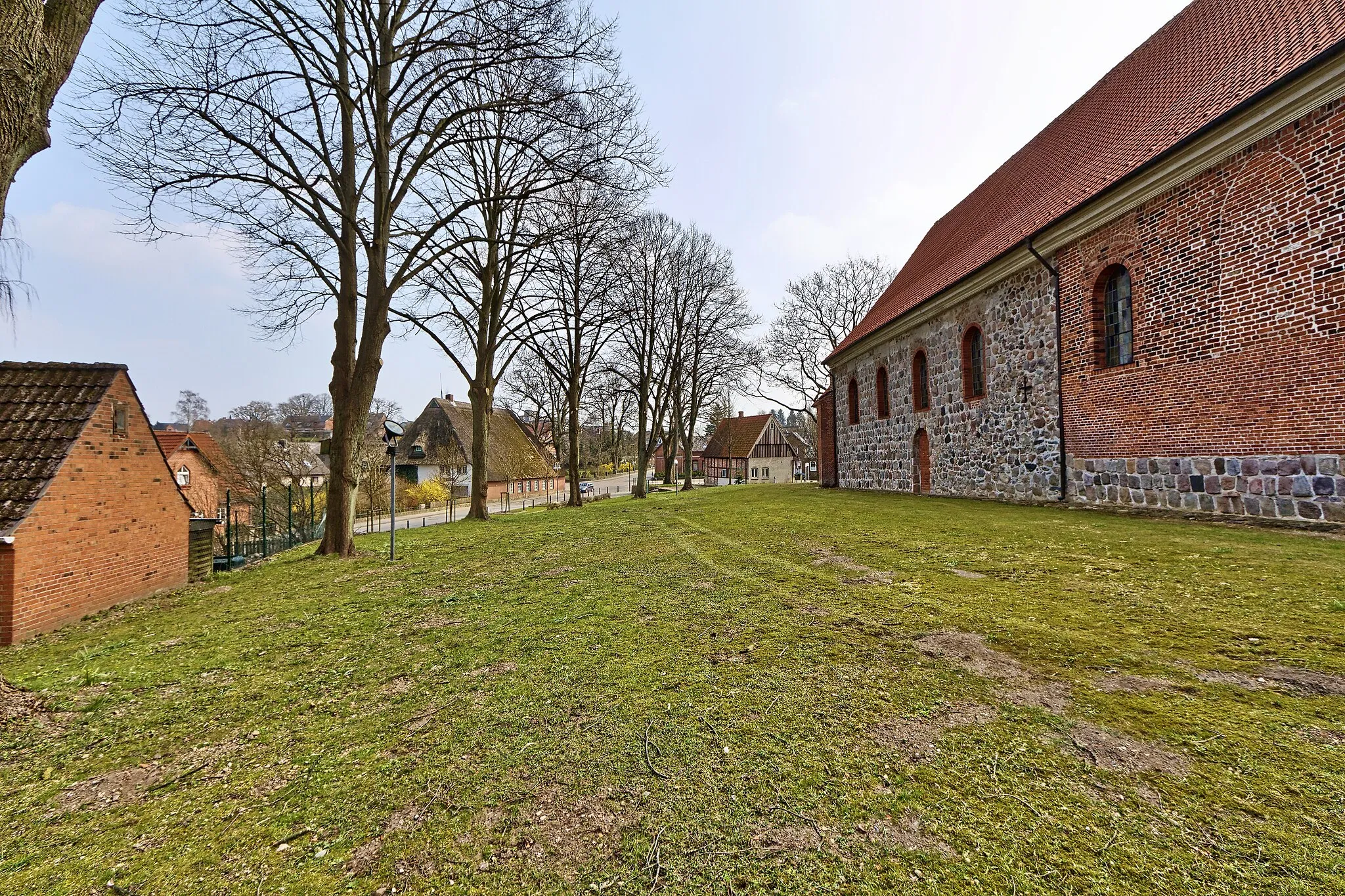 Photo showing: Brügge (Holstein) Kirche St.Johannis; Kirchhof