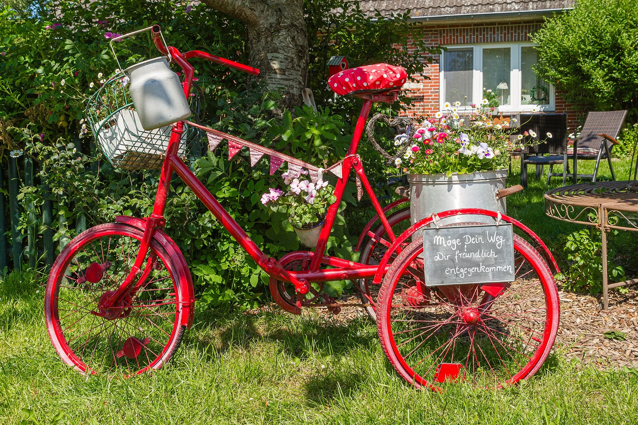 Photo showing: Decorated women's bike of a farm shop near Oevenum on Föhr

mode of transport: Bicycle
Title
Bicycle
Instance of
mode of transport and individual means of transport
Made from material
metal, carbon-fiber-reinforced polymer and fiberglass