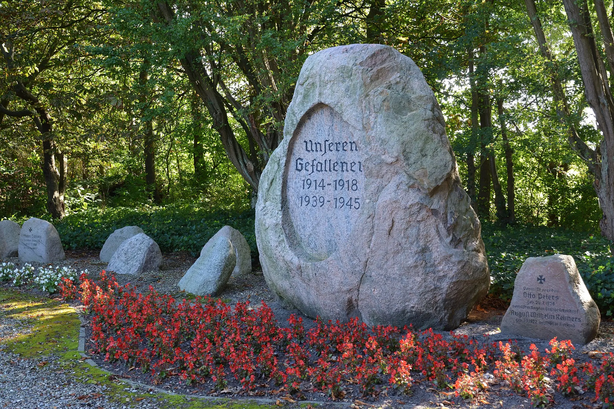 Photo showing: Am Ehrenmal in Wesselburenerkoog