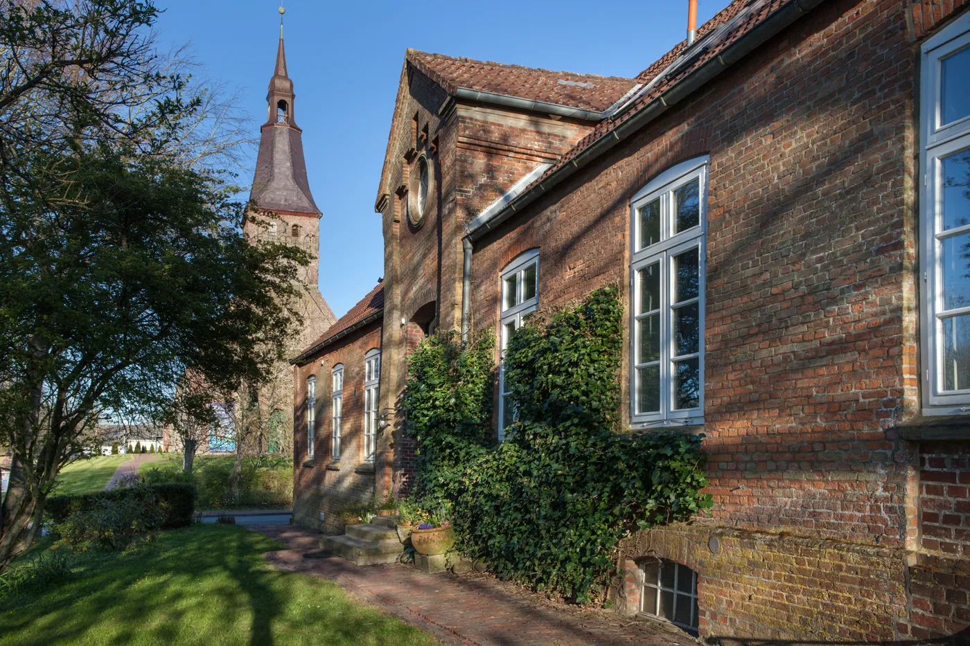 Photo showing: Listed building “AlteSchule “, Tetenbuell, north frisia, Germany