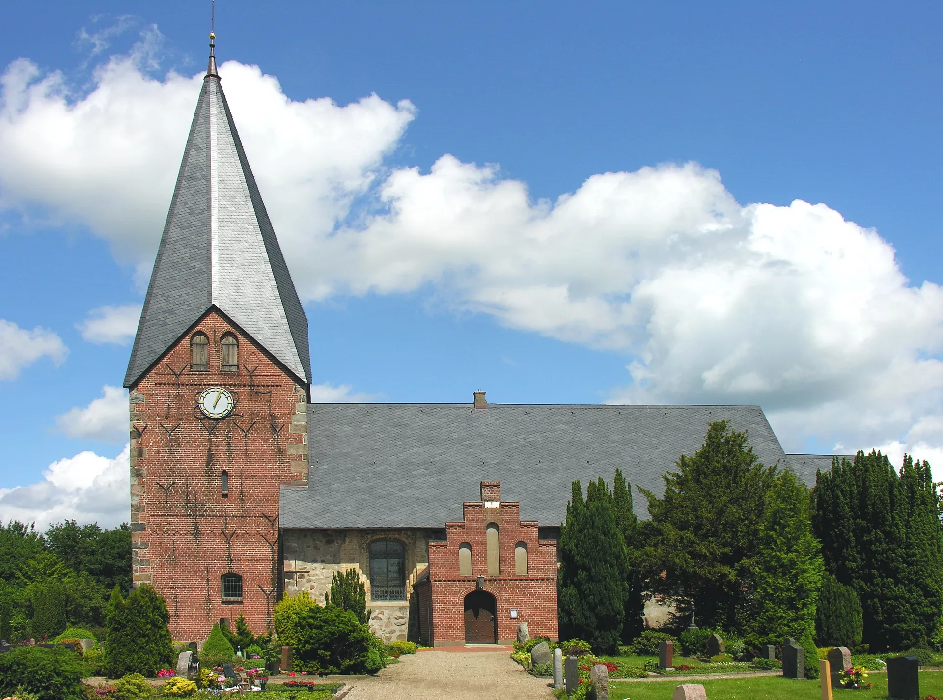 Photo showing: Die St-Nikolai-Kirche in Quern wurde als Granitquadermauerwerk begonnen; der Bau wurde dann mit Feldsteinmauerwerk fortgesetzt. Erbaut um 1200 - Foto 2012 Wolfgang Pehlemann DSC09471